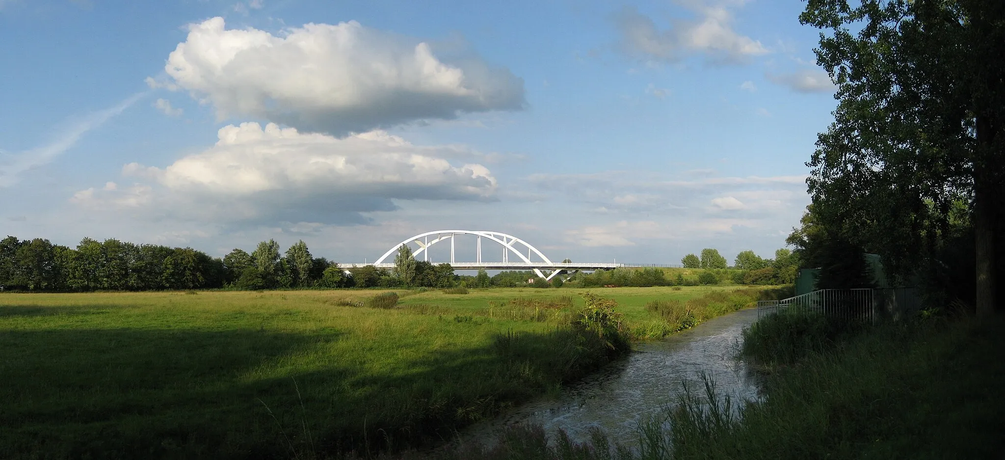 Photo showing: The Walfridus bridge (2003), a railway and bicycle bridge over the Van Starkenborghkanaal in the Dutch city of Groningen.