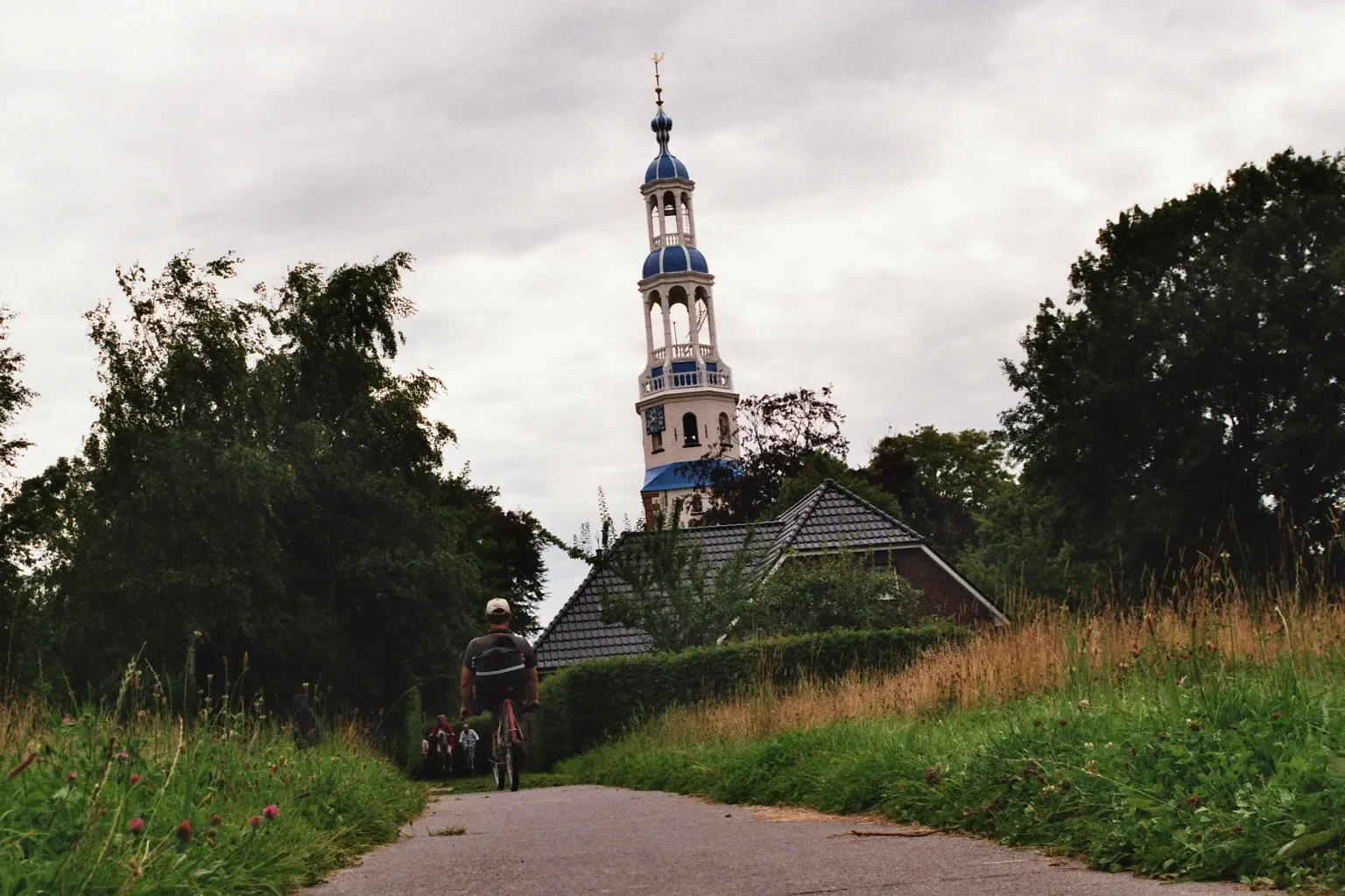 Photo showing: De kerktoren van Uithuizermeeden vanaf het fietspad Dingvonderpad
Camera: Canon Eos 3000

Film: Fujifilm Superia X-tra 200 ISO