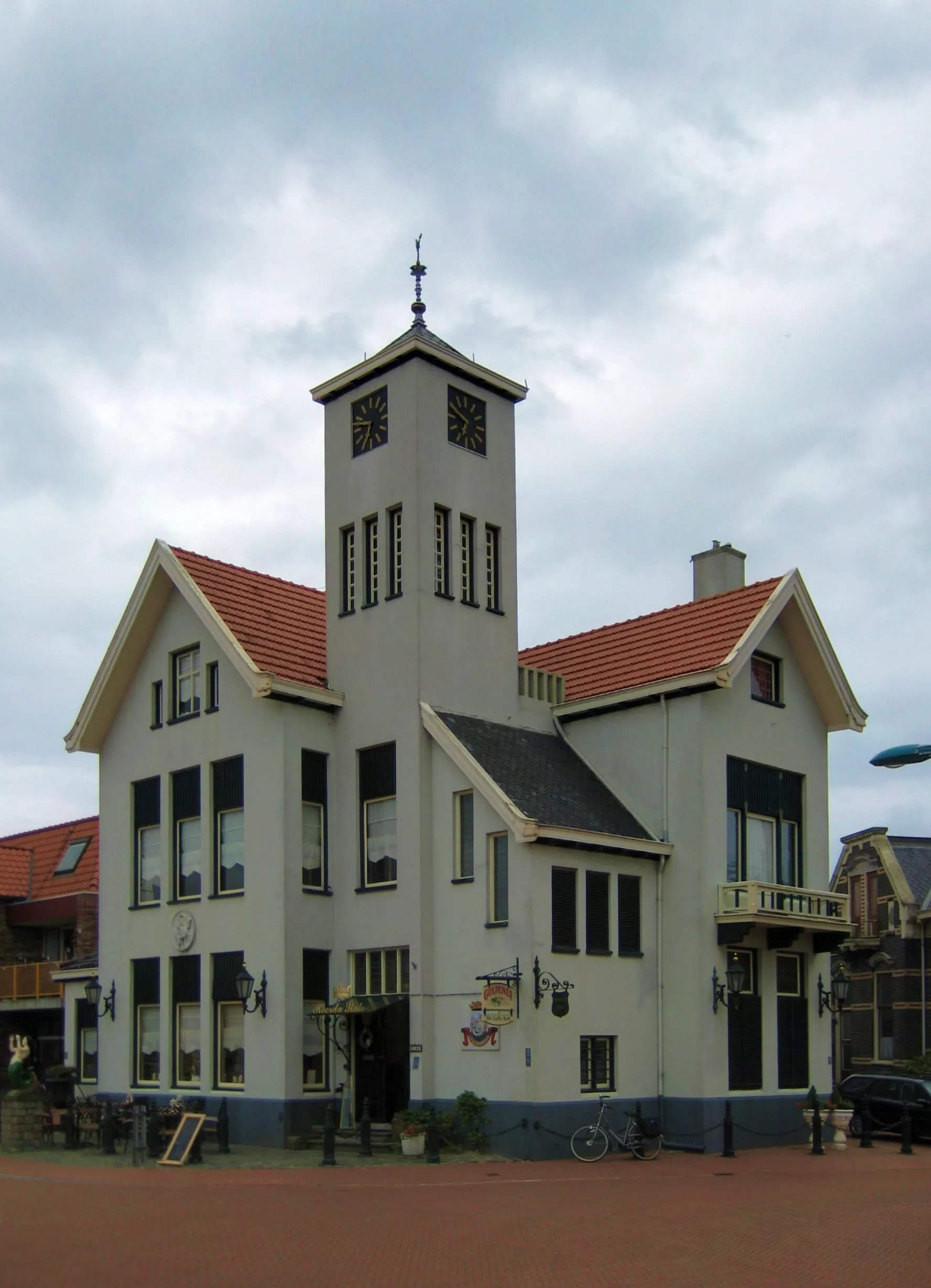 Photo showing: The former town hall (1908) of Uithuizermeeden, a village in the Dutch province of Groningen.