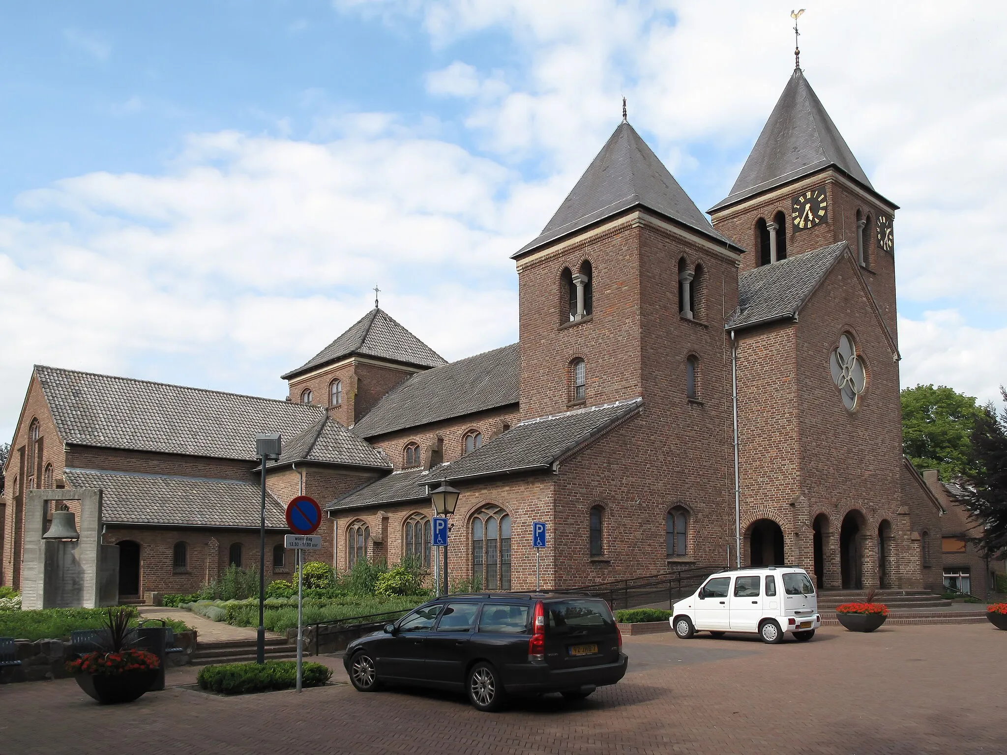 Photo showing: Arcen, church