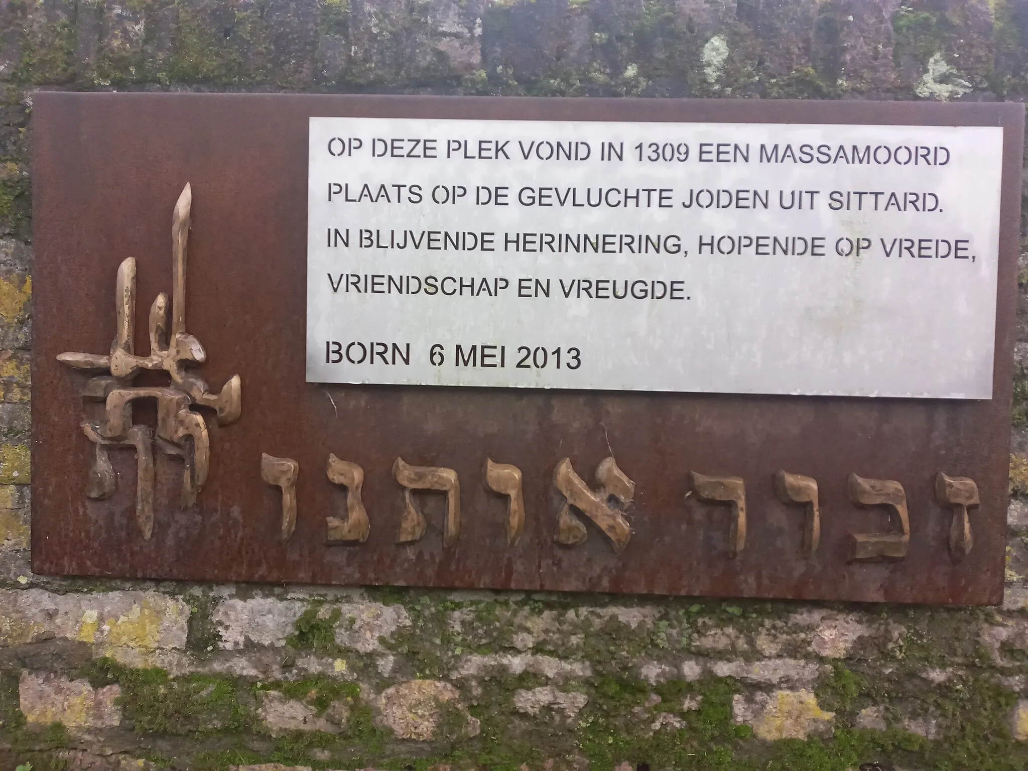 Photo showing: Herdenkingsbord aan de moord op 110 Joden in Kasteel Bord in het jaar 1309. Bord onthuld op 6 mei 2013.