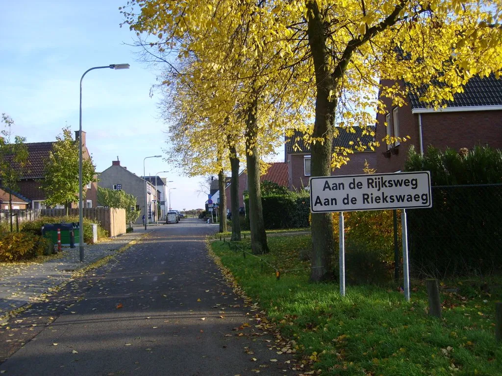 Photo showing: Plaatsnaambord van de buurtschap Aan de Rijksweg, in de Nederlandse gemeente Roermond, provincie Limburg. Deze foto is genomen op dezelfde locatie als Image:Aan de Rijksweg.jpg, maar nu met de correcte Limburgse plaatsnaam op het bord