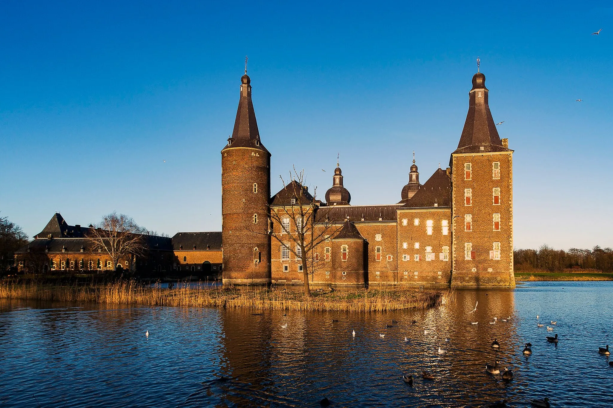 Photo showing: Kasteel Hoensbroek met grachtvijvers gedurende de winter.