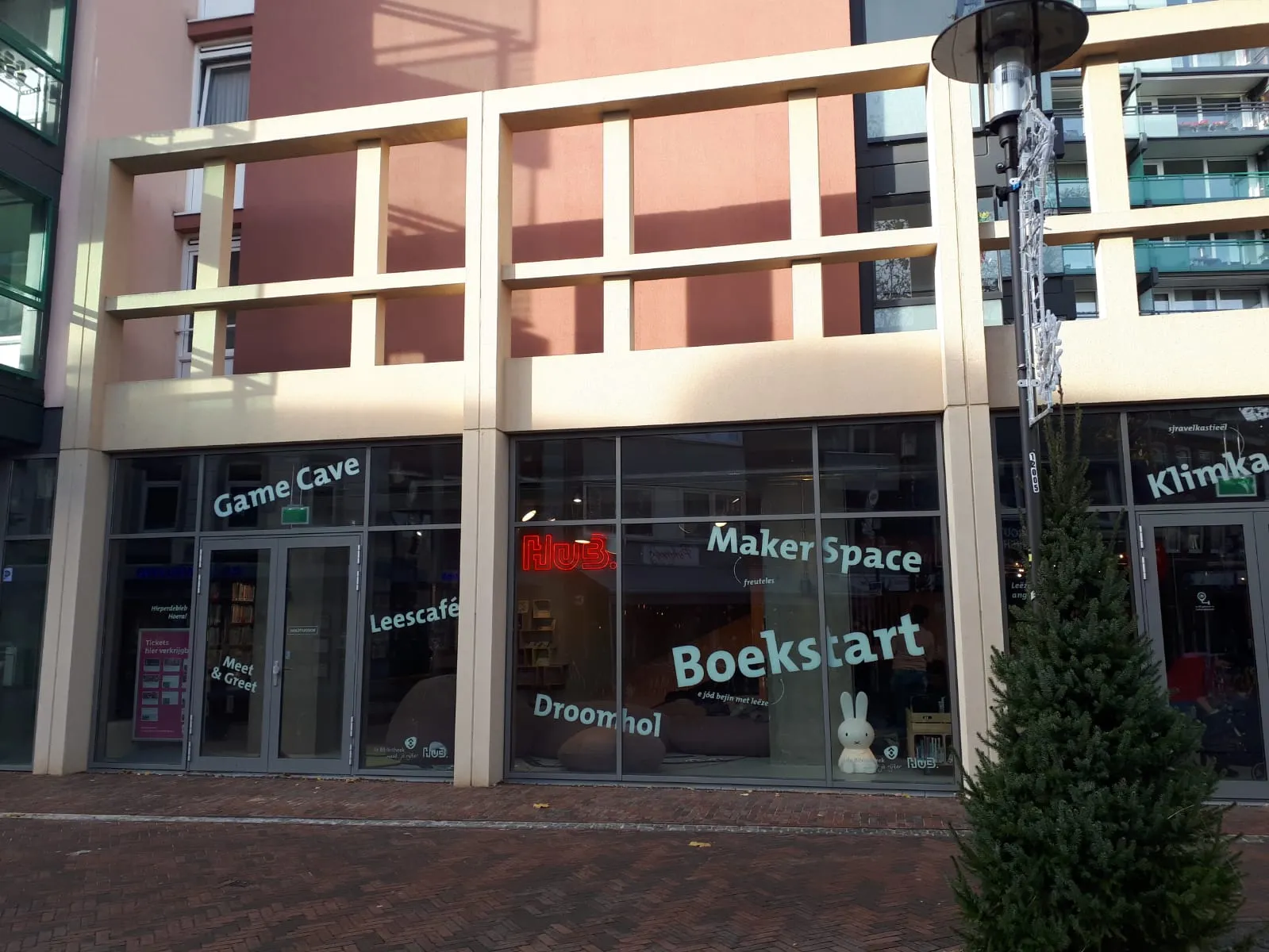 Photo showing: Bibliotheek Kerkrade
Martin Buberplein 15
6461 NC Kerkrade

https://web.archive.org/web/20191203140346/https://www.bibliotheekkerkrade.nl/klantenservice/vestigingen-en-openingstijden/overzicht/detail.199372.html/hub-bibliotheek-kerkrade/
https://www.gidsvoornederland.nl/werken-met-gids/meerwaarde-voor-bibliotheken/bibliotheken-in-nederland?pi=364&organisation_id=199372&startindex=1090