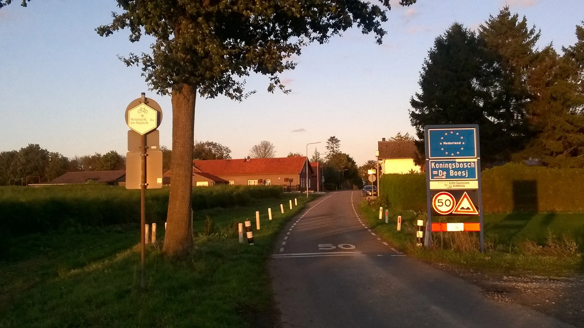 Photo showing: Grens tussen Duitsland en Nederland bij het gehucht Aan Reijans bij Koningsbosch, gemeente Echt-Susteren. Foto genomen vanuit Duitsland.