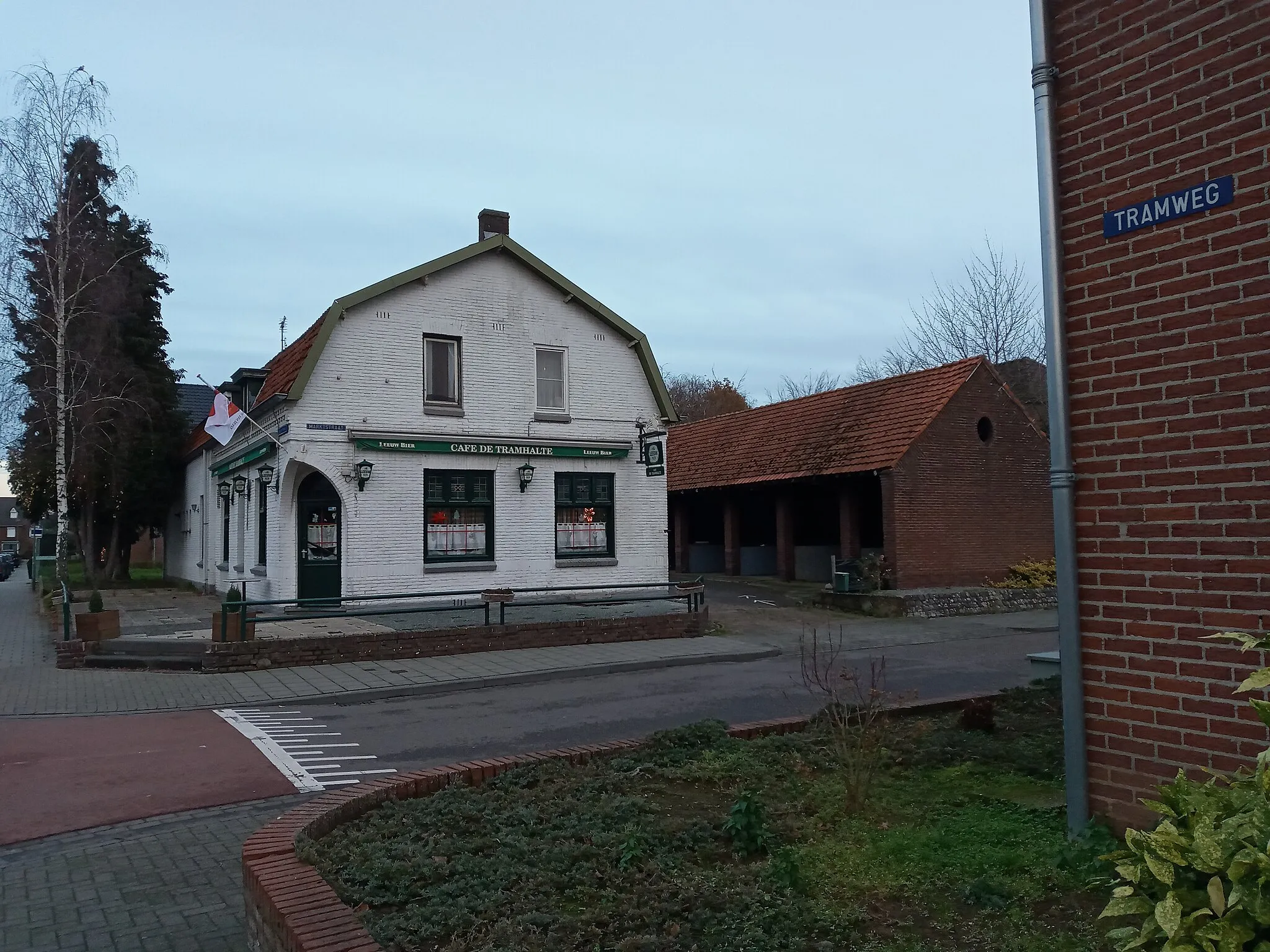 Photo showing: Café de Tramhalte aan de Nieuwe Markt 10 te Linne. Aan het verlengde van de Nieuwe Markt ligt de straat Tramweg. Dit alles is genoemd naar de tramlijn Roermond - Sittard die hier tussen 1922 en 1937 actief was.