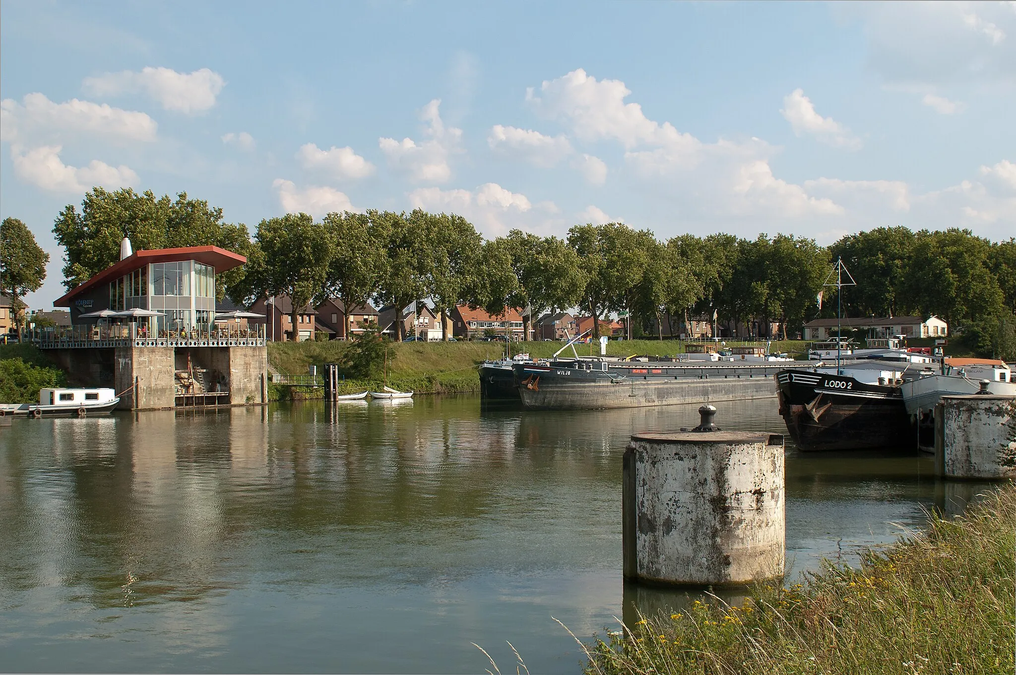 Photo showing: Im Hafen von Maasbracht, am Ufer das Restaurant Kolentip