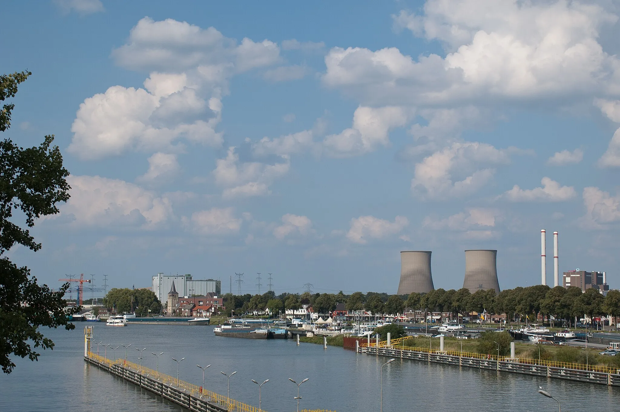 Photo showing: Blick von der Julianakanal-Schleuse in Maasbracht aus über Hafen und Ort Maasbracht in den Niederlanden, im Hintergrund das Gaskraftwerk Clauscentrale