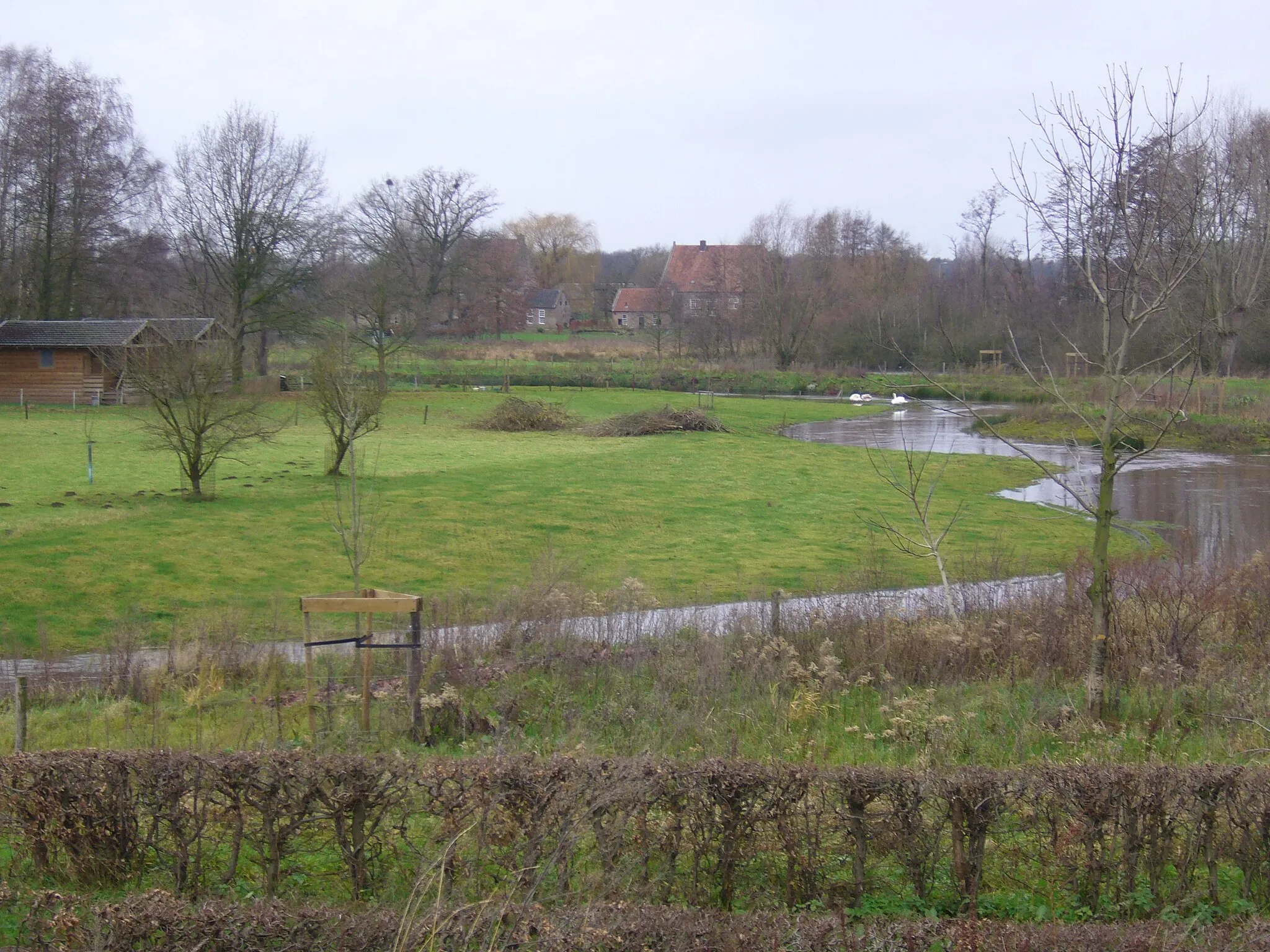 Photo showing: Eigen werk. Meanderende Groote Molenbeek met op de achtergrond het Kasteelke en links twee trekkershutten tbv Pieterpadwandelaars