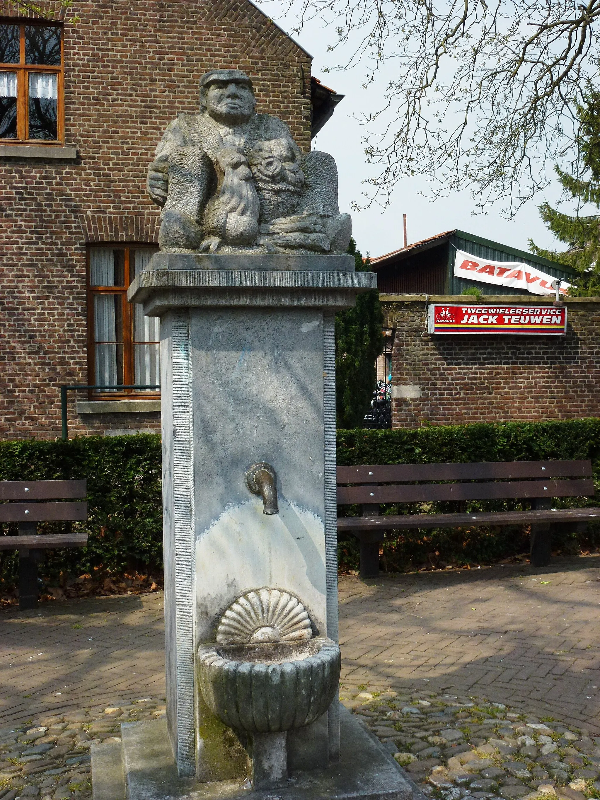 Photo showing: Merum (Roermond) fontein met sculptuur, hoofdstraat