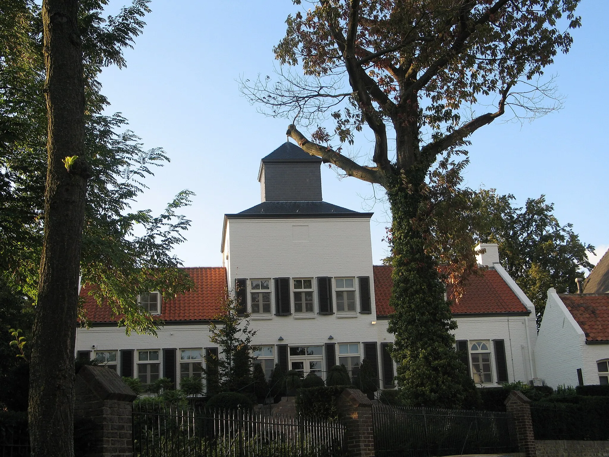 Photo showing: Oudenborg, belangrijk restant van een rechthoekige woontoren, van kolenzandsteen, keien en tufsteen.