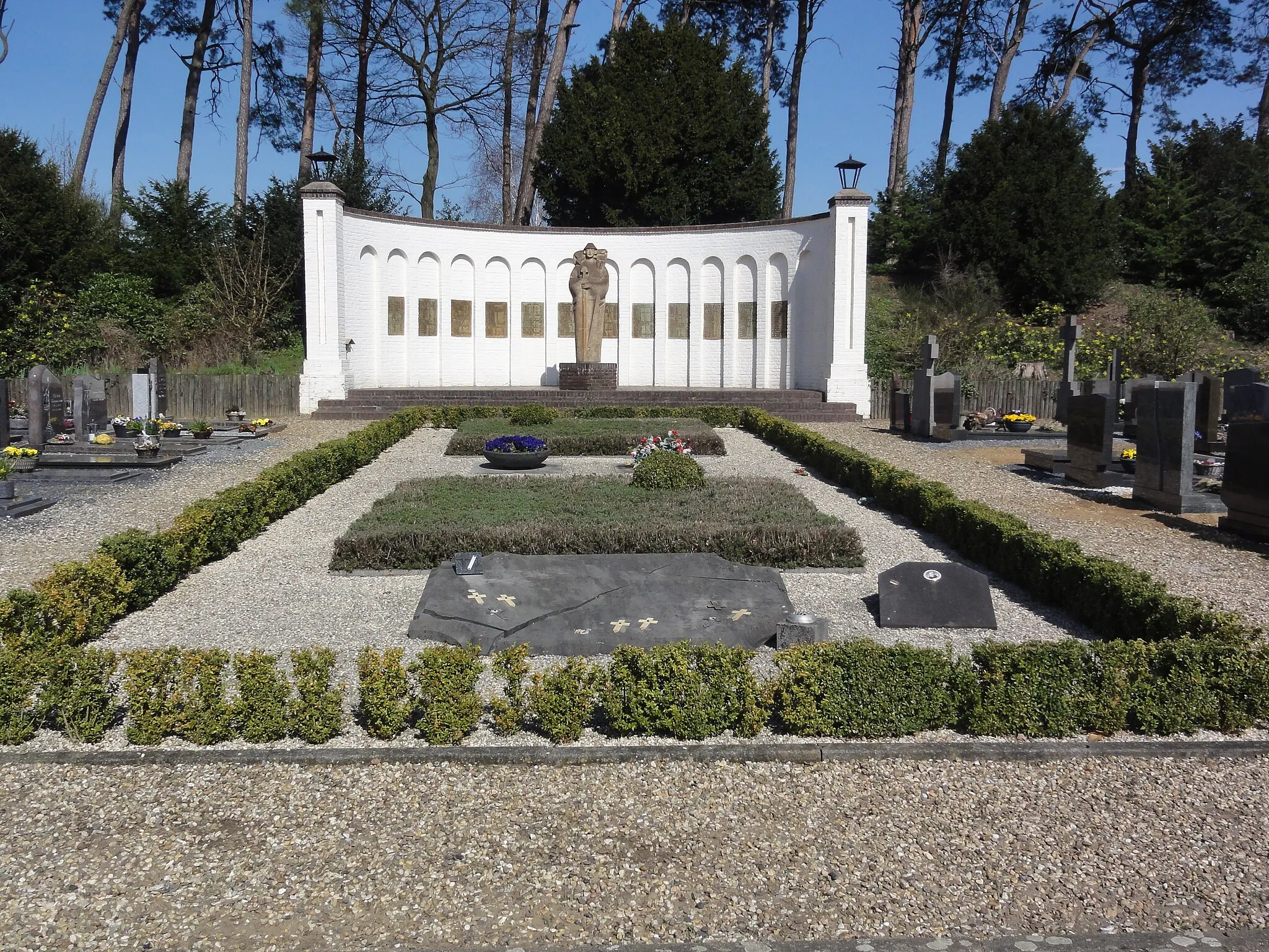 Photo showing: Montfort (Limburg) massagraf, overzichtsfoto. Het grafmonument in Montfort (gemeente Roerdalen) is opgericht ter nagedachtenis aan de 186 oorlogsslachtoffers uit Montfort en omliggende dorpen.