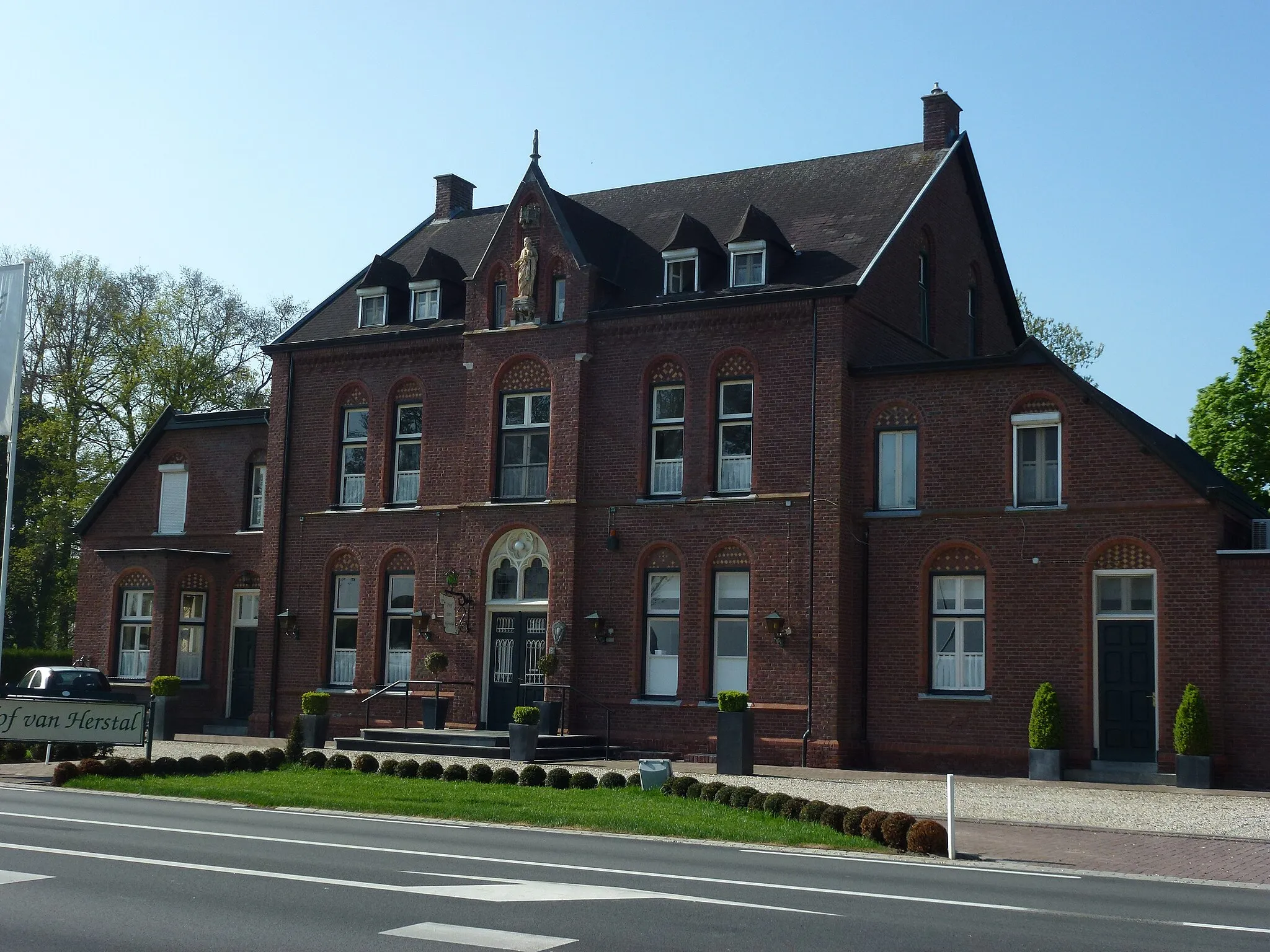 Photo showing: Pey (Echt-Susteren) Hof van Herstal, het voormalige gastenhuis uit 18909 van Abdij Lilbosch, nu een restaurant