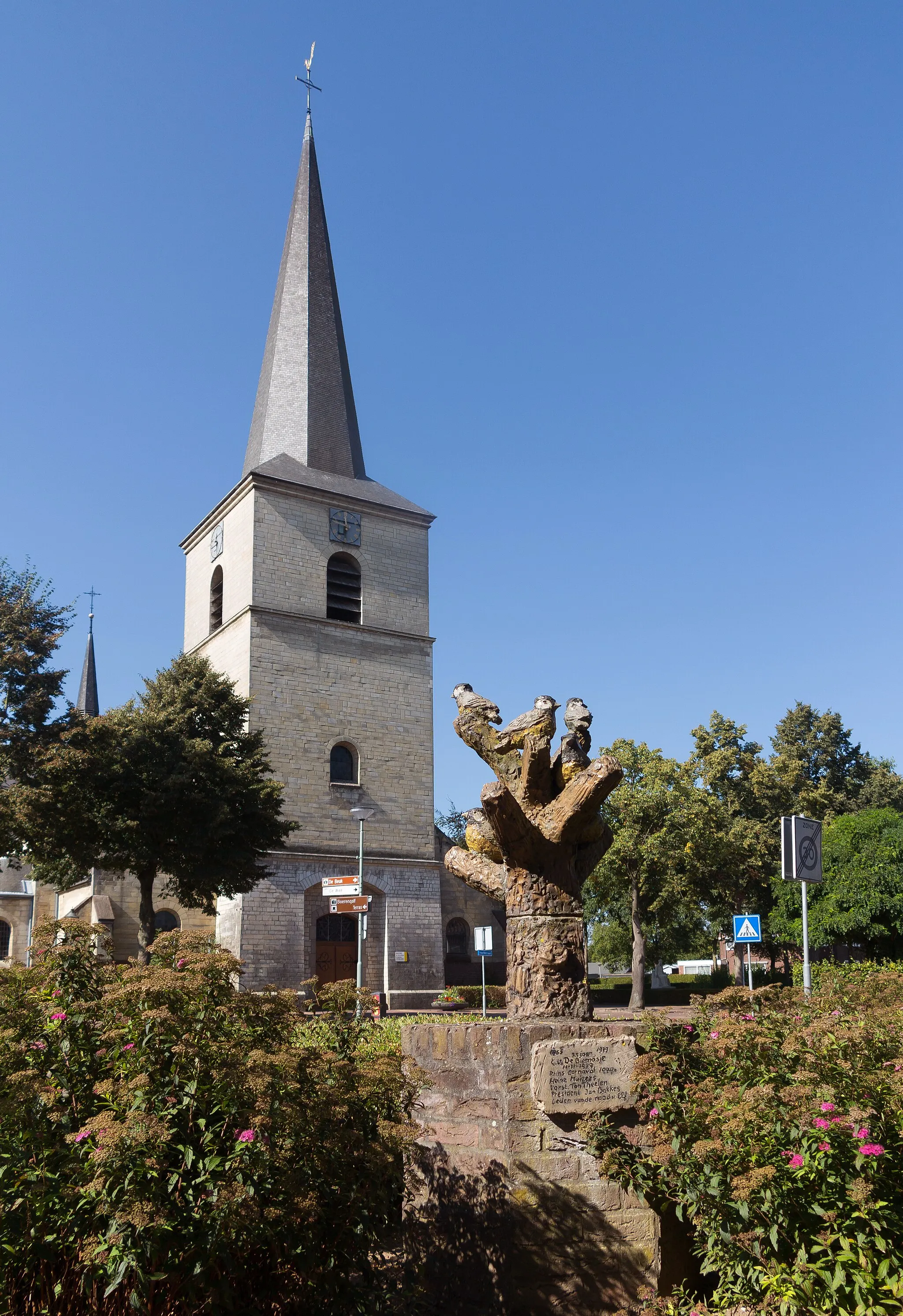 Photo showing: Posterholt, carnaval sculpture before the church (de Sint-Matthiaskerk)