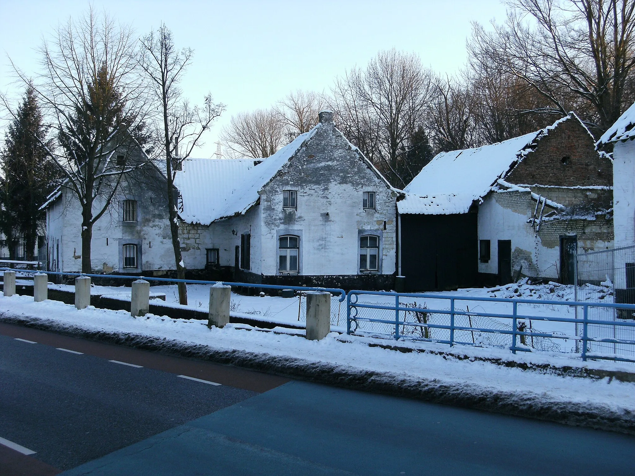 Photo showing: Decrepit farmhouse in Meerssen, Limburg, Netherlands, in winter, in snow.