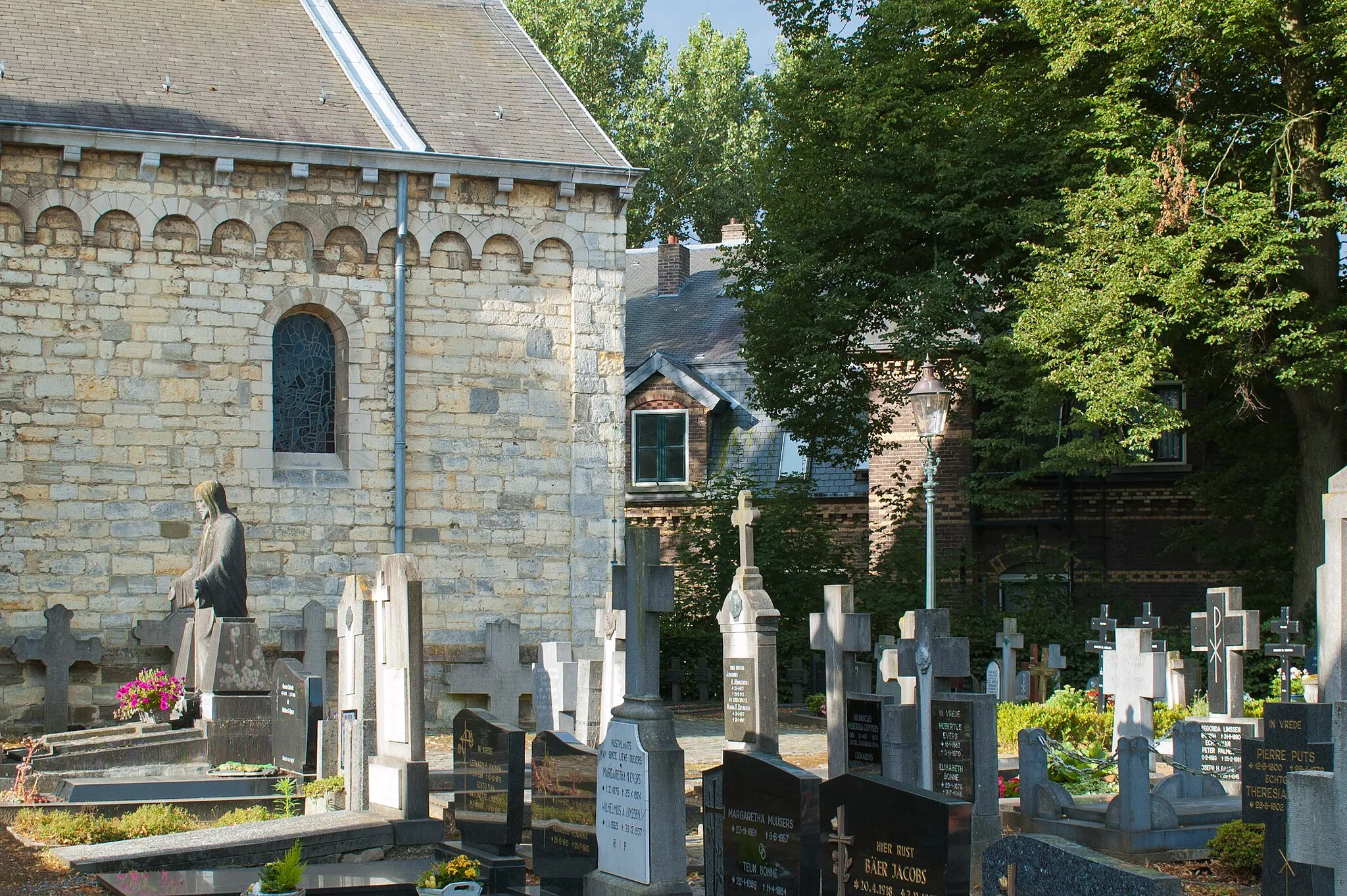 Photo showing: Friedhof neben Basilika und Kapelle auf dem Kirchberg von St. Odilienberg, Niederlande