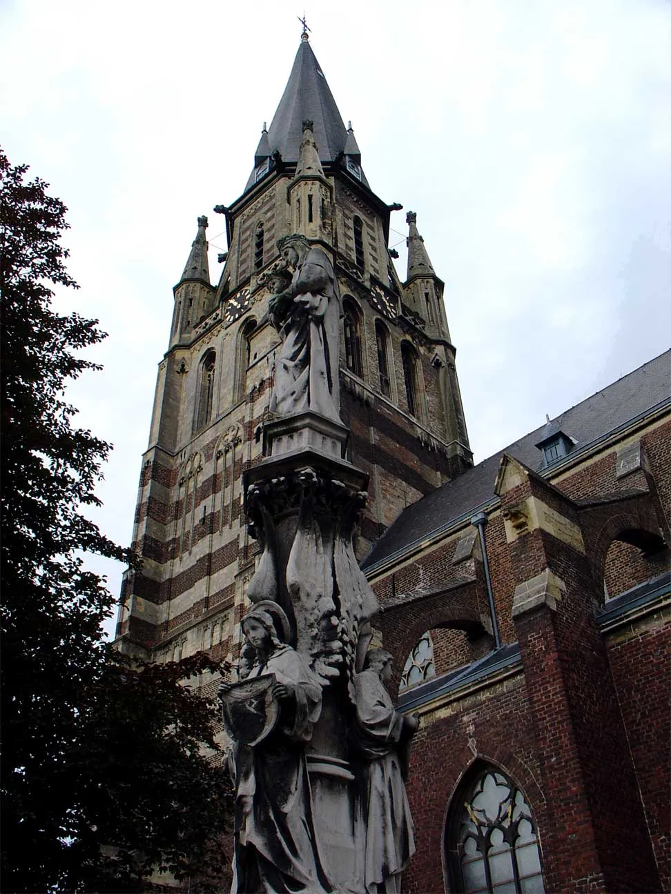 Photo showing: Monument van Maria met kind, uit het atelier Kastelijn en Kühnen, bij de Petrus Stoel van Antochiëkerk te Sittard (Limburg)