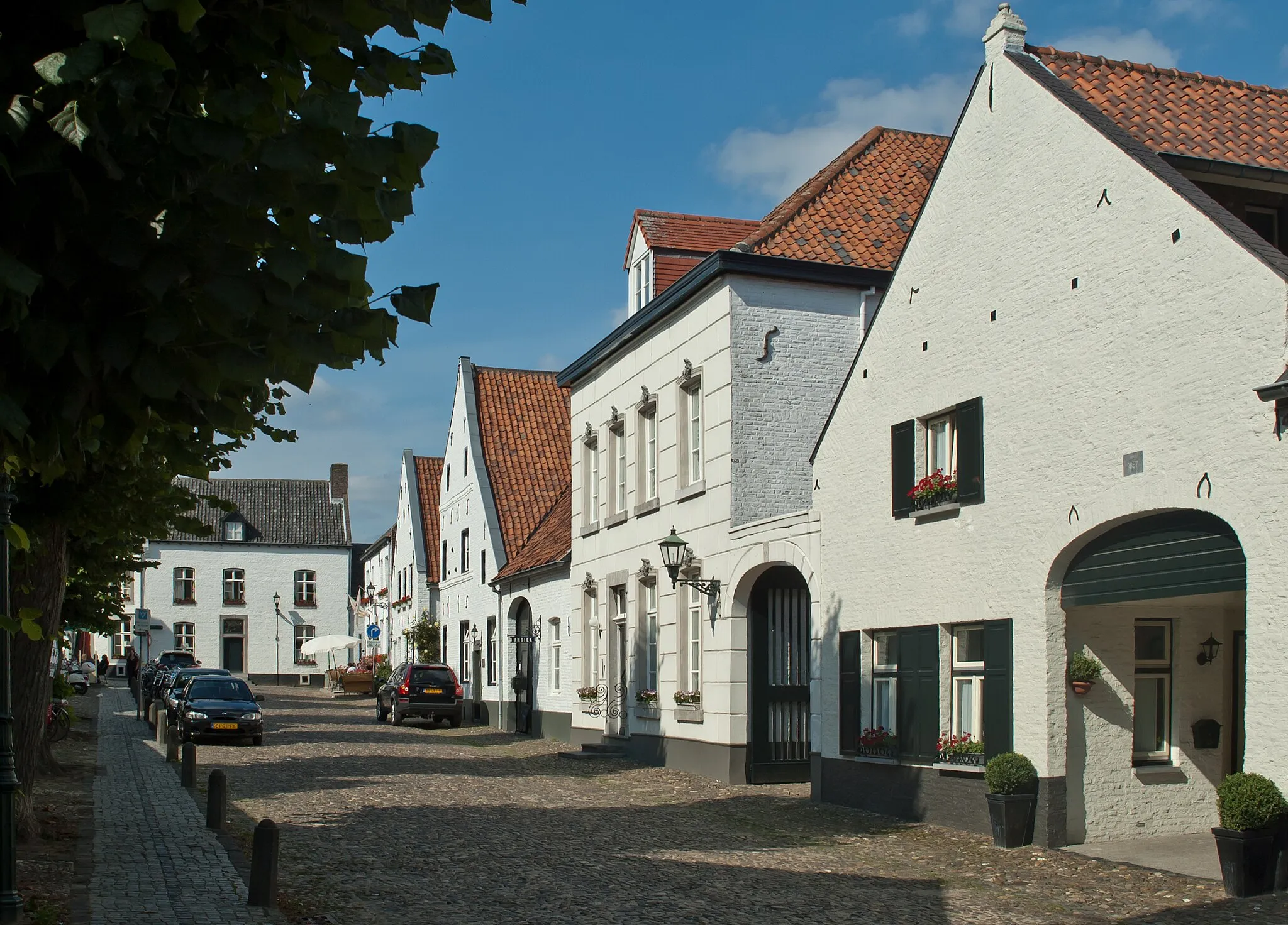 Photo showing: In der Hofstraat von Thorn, Niederlande. Beim dritten Haus von rechts handelt es sich um das Haus mit den drei Kanonenkugeln.