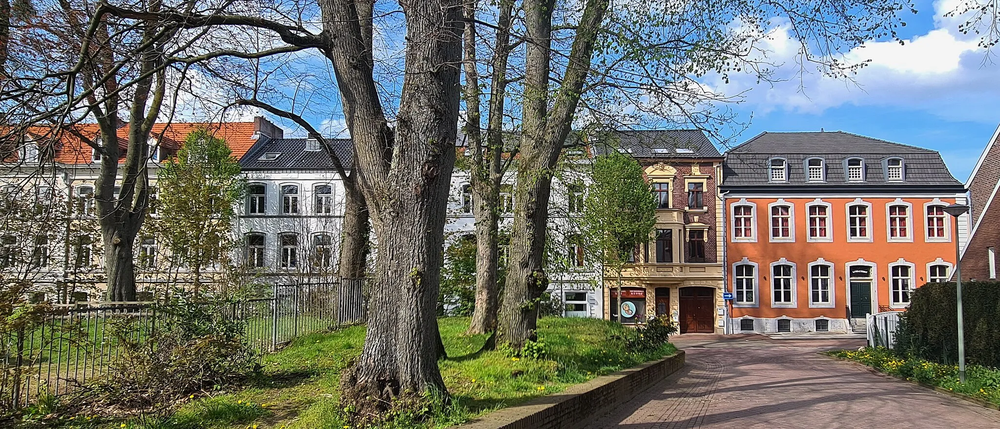 Photo showing: Gezicht vanaf het straatje achter de Sint-Pauluskerk op de Lindenstraat in Vaals.