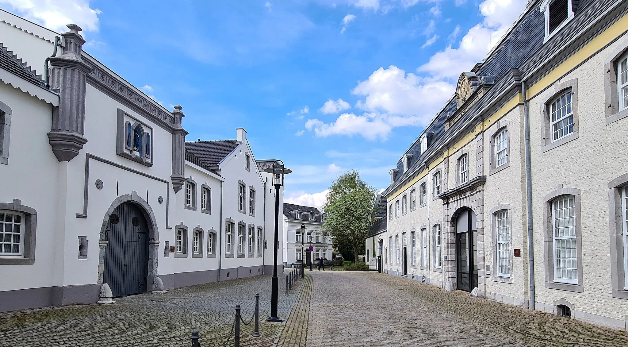 Photo showing: Gezicht vanuit het zuiden op het Von Clermontplein in Vaals. Links het Huis Verves. Rechts het Huis Clermont, thans gemeentehuis.