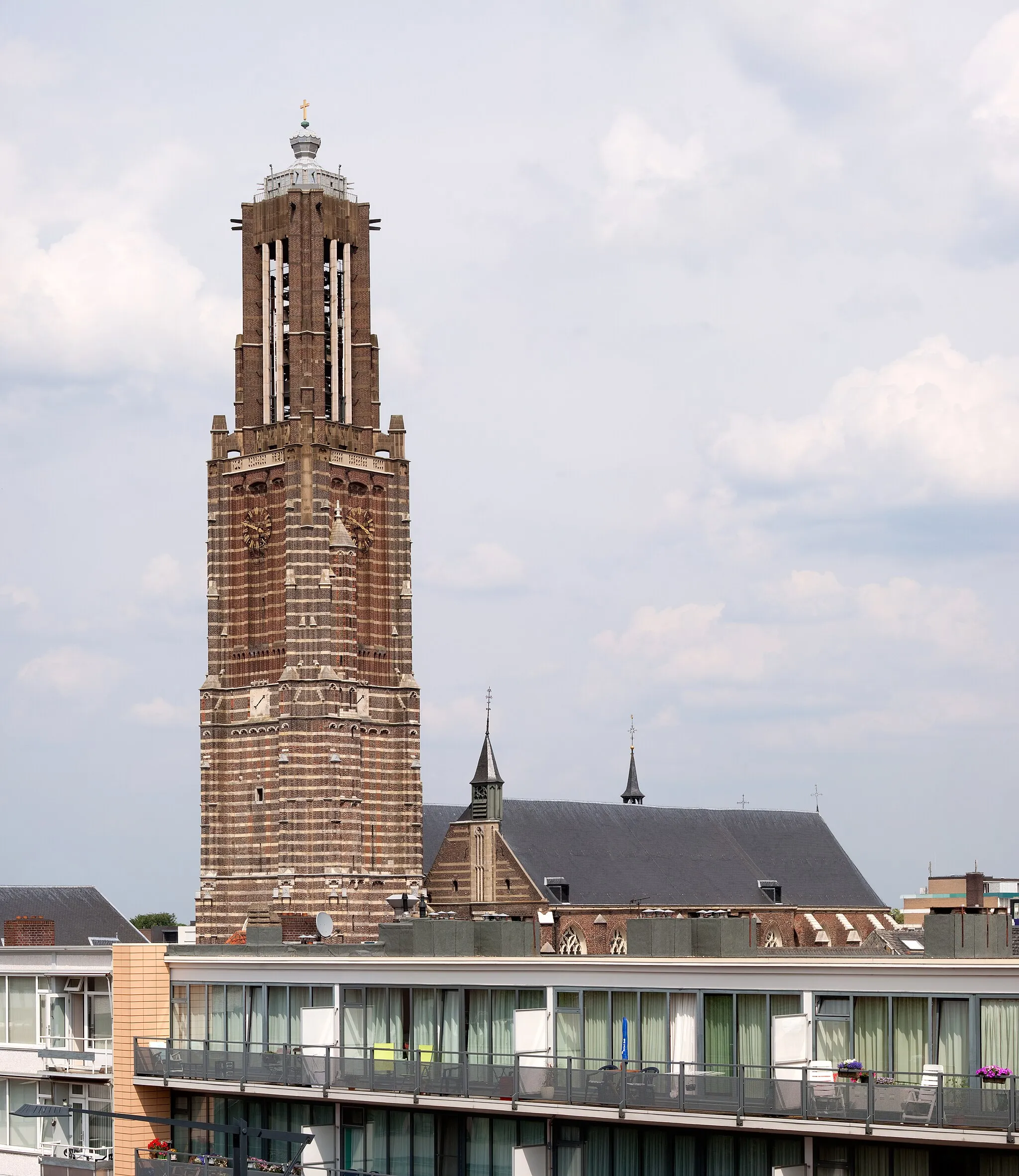 Photo showing: The Church of Saint Martin is the main landmark of the town of Weert in the province of Limburg, the Netherlands. The church was largely built during the Late Middle Ages. Its tower stands 78 meters high.