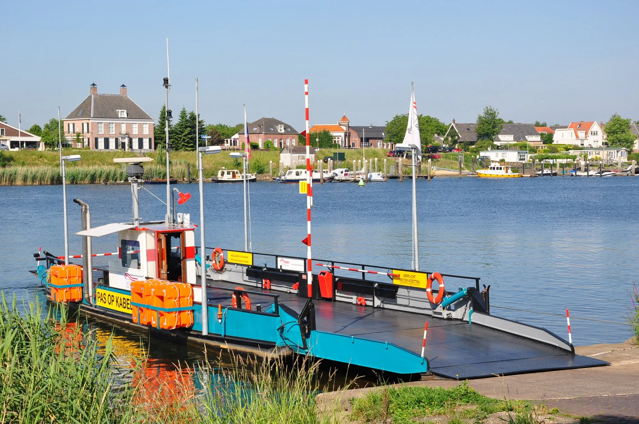 Photo showing: The village of Veen on the river Meuse (Province of North-Brabant, Netherlands).