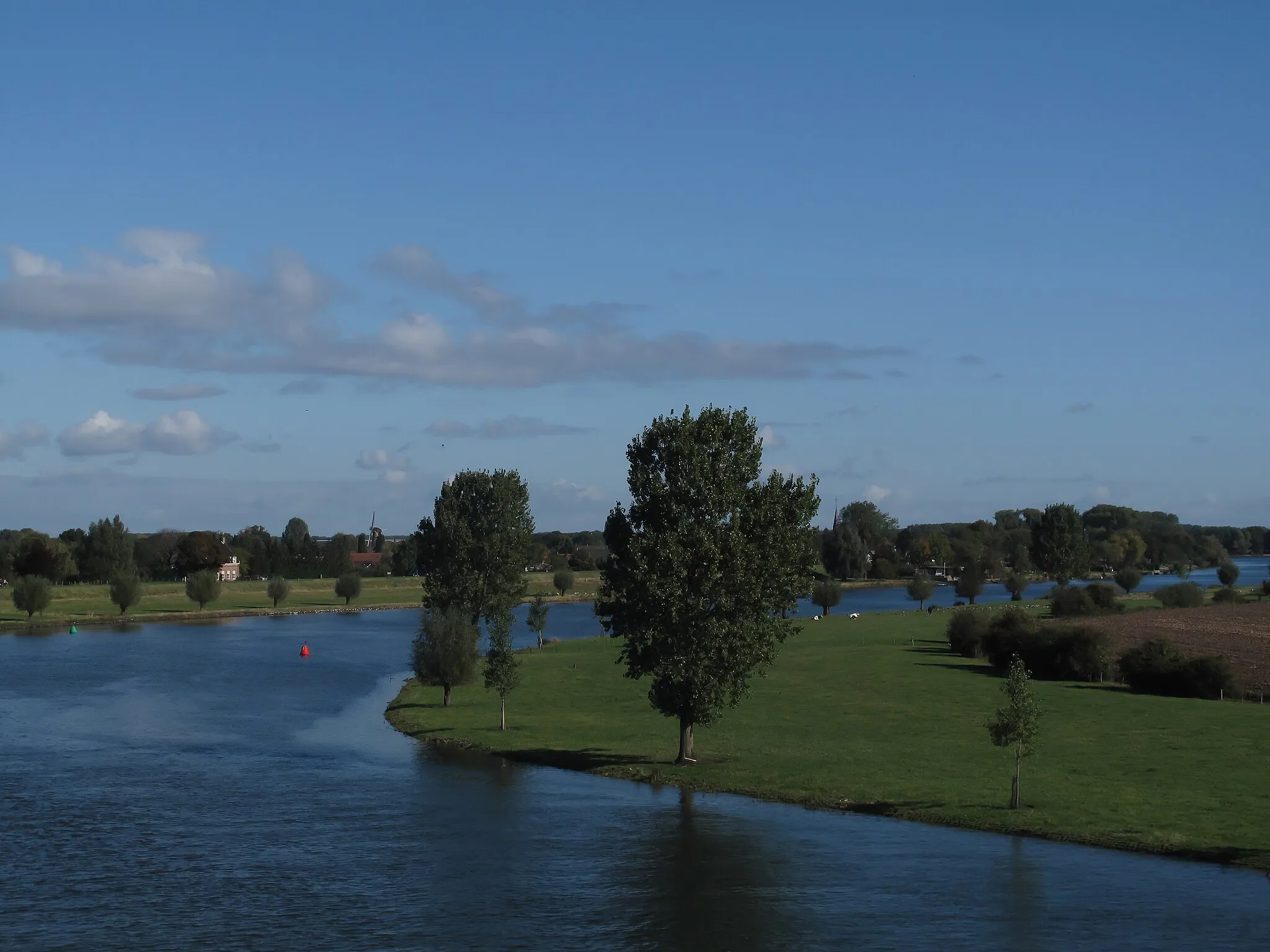 Photo showing: near Wijk en Aalburg, view to the village form bridge across the Heusdensch Kanaal