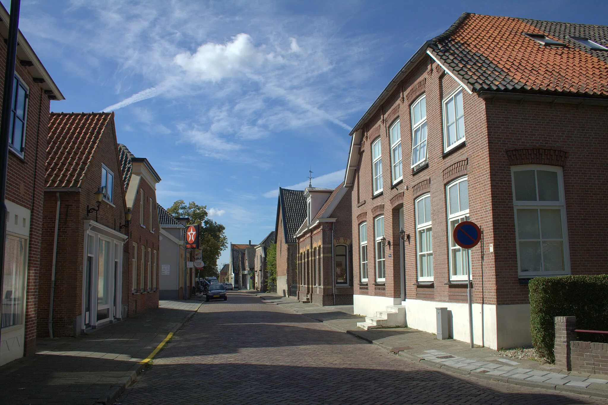 Photo showing: Mooie statige huizen op een mooie dag in September in de Kerkstraat in Almkerk