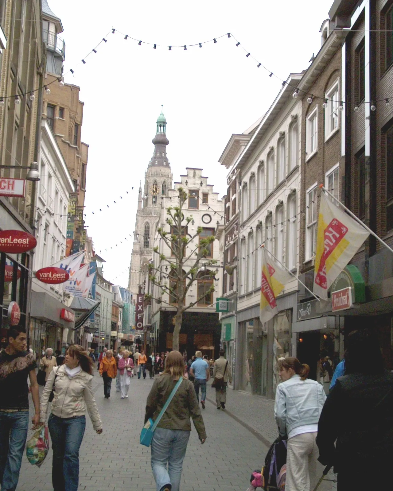 Photo showing: Zicht op een deel van de winkelstraat de Eindstraat, Breda gelegen in het centrum van Breda. Een verlengde van de winkelstraat de Ginnekenstraat, Breda