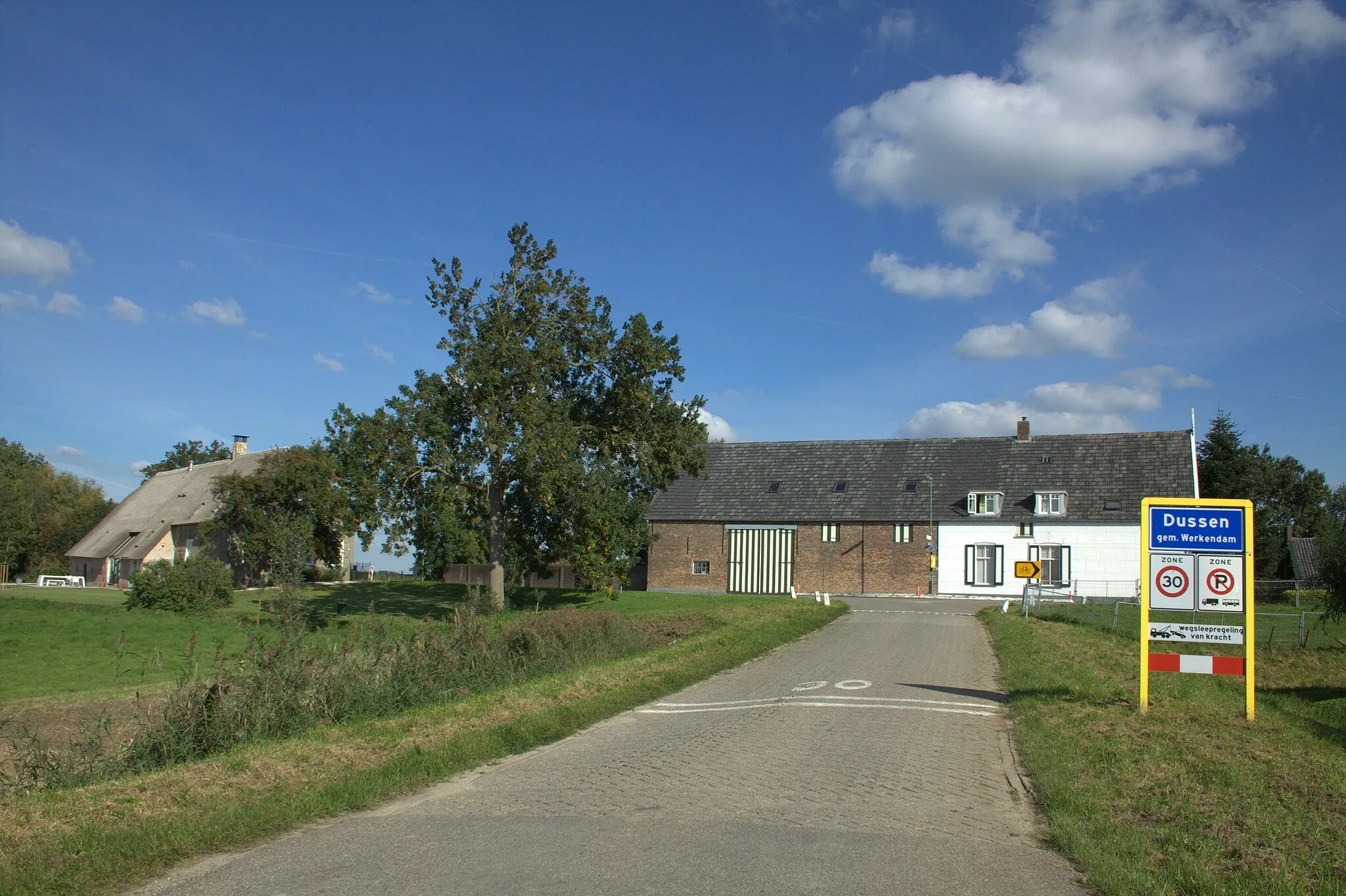 Photo showing: We zien de Dussendijk vanuit het westen vanaf de Oude Straat.