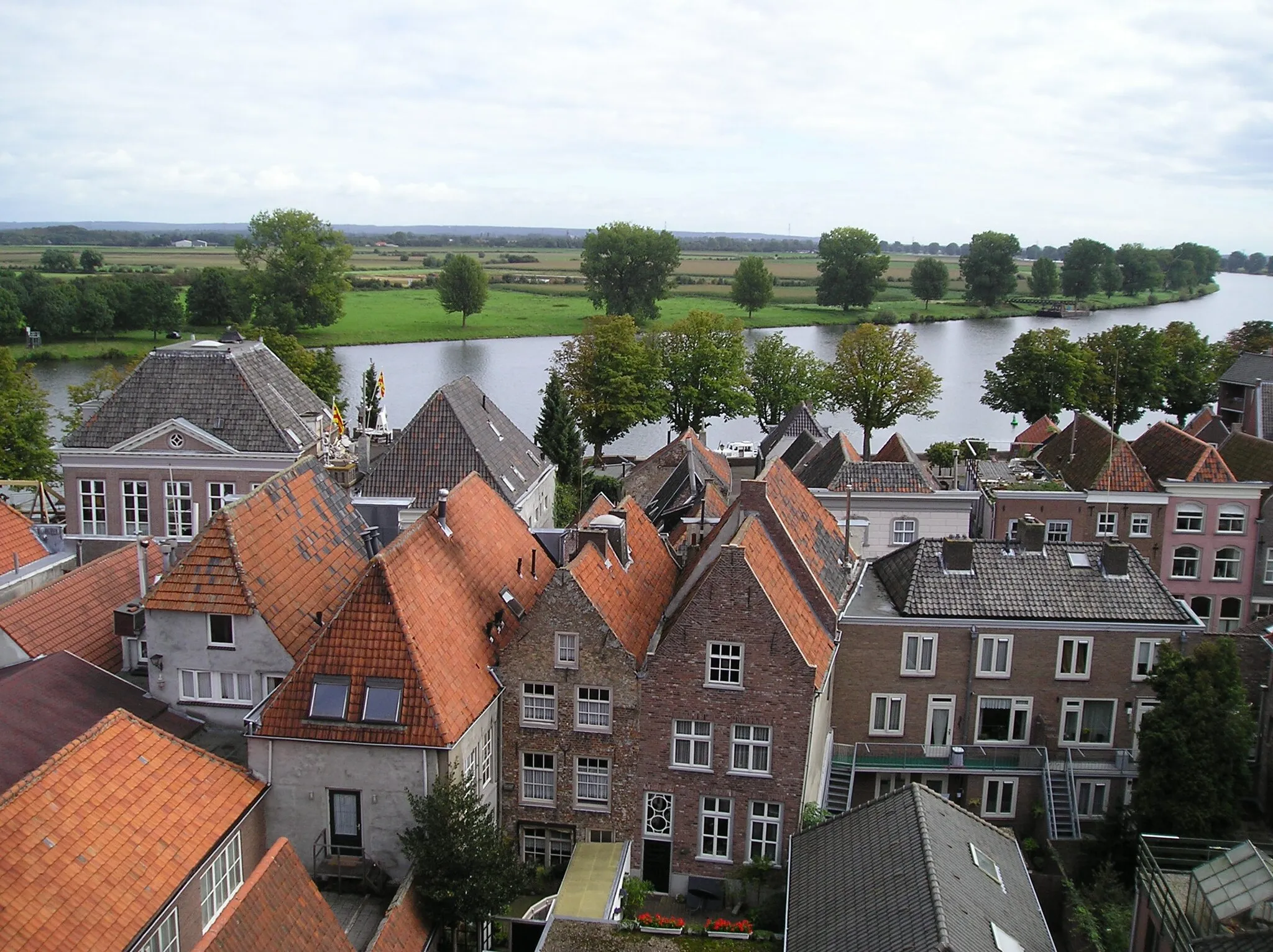 Photo showing: Grave - uitzicht op Maasstraat, Rogstraat en Maas