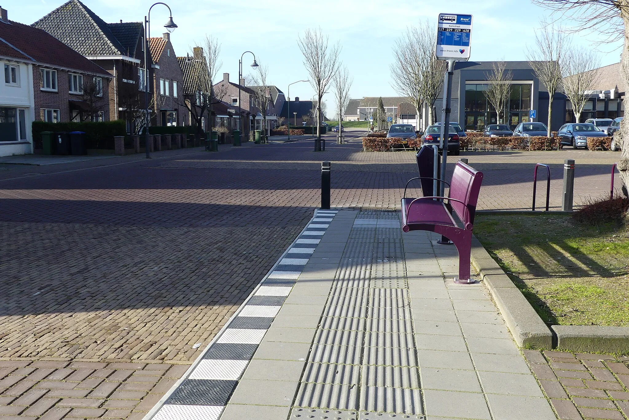 Photo showing: Zicht op de bushalte in een deel van de Kerkstraat in Hank