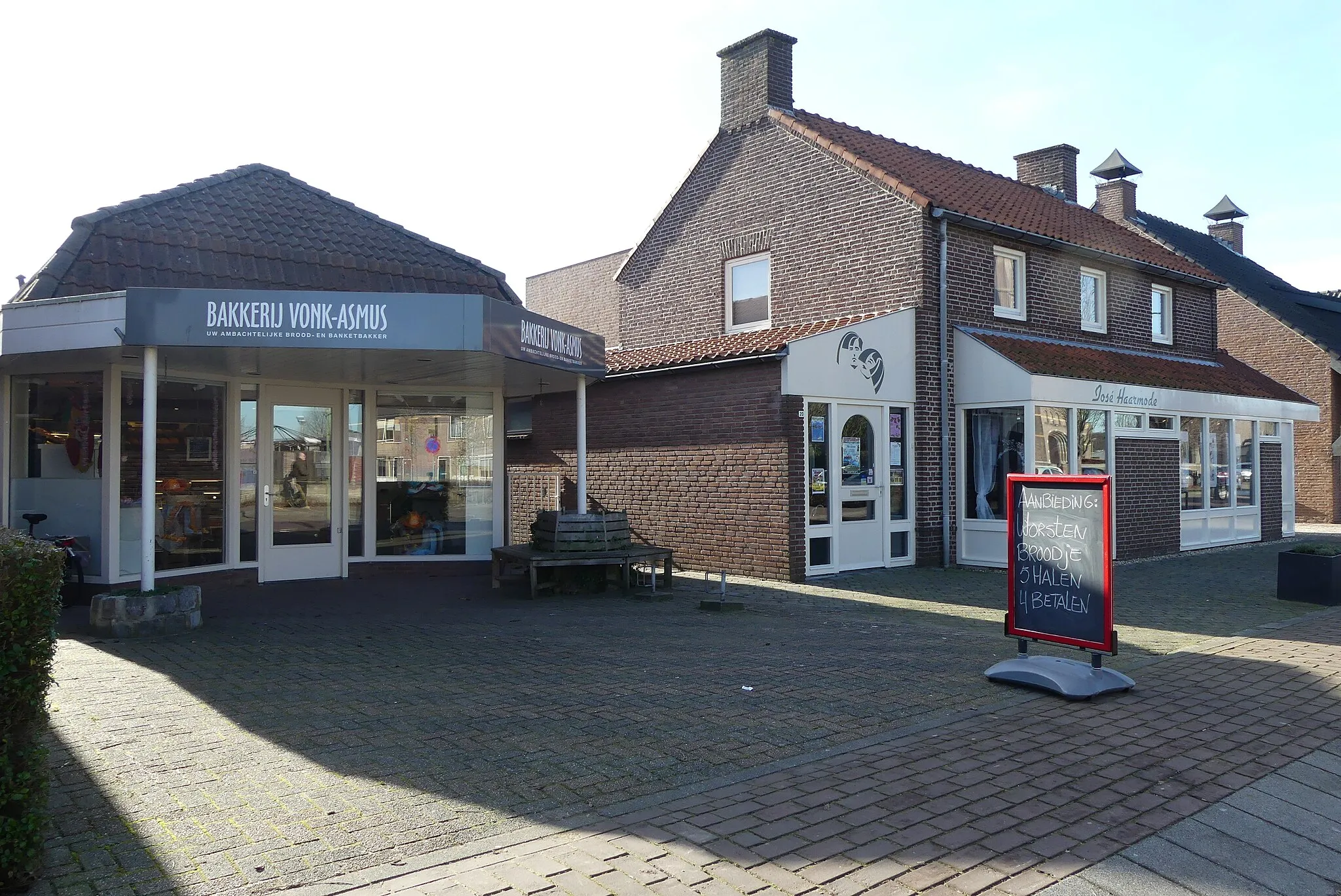 Photo showing: Zicht op een deel van de voormalige bakker tegenwoordig Bakkerij van Beijnen & Van Tim Patisserie, Kerkstraat 22 en de voormaligeJose Haarmode, Kerkstraat 20 in een deel van de Kerkstraat in Hank