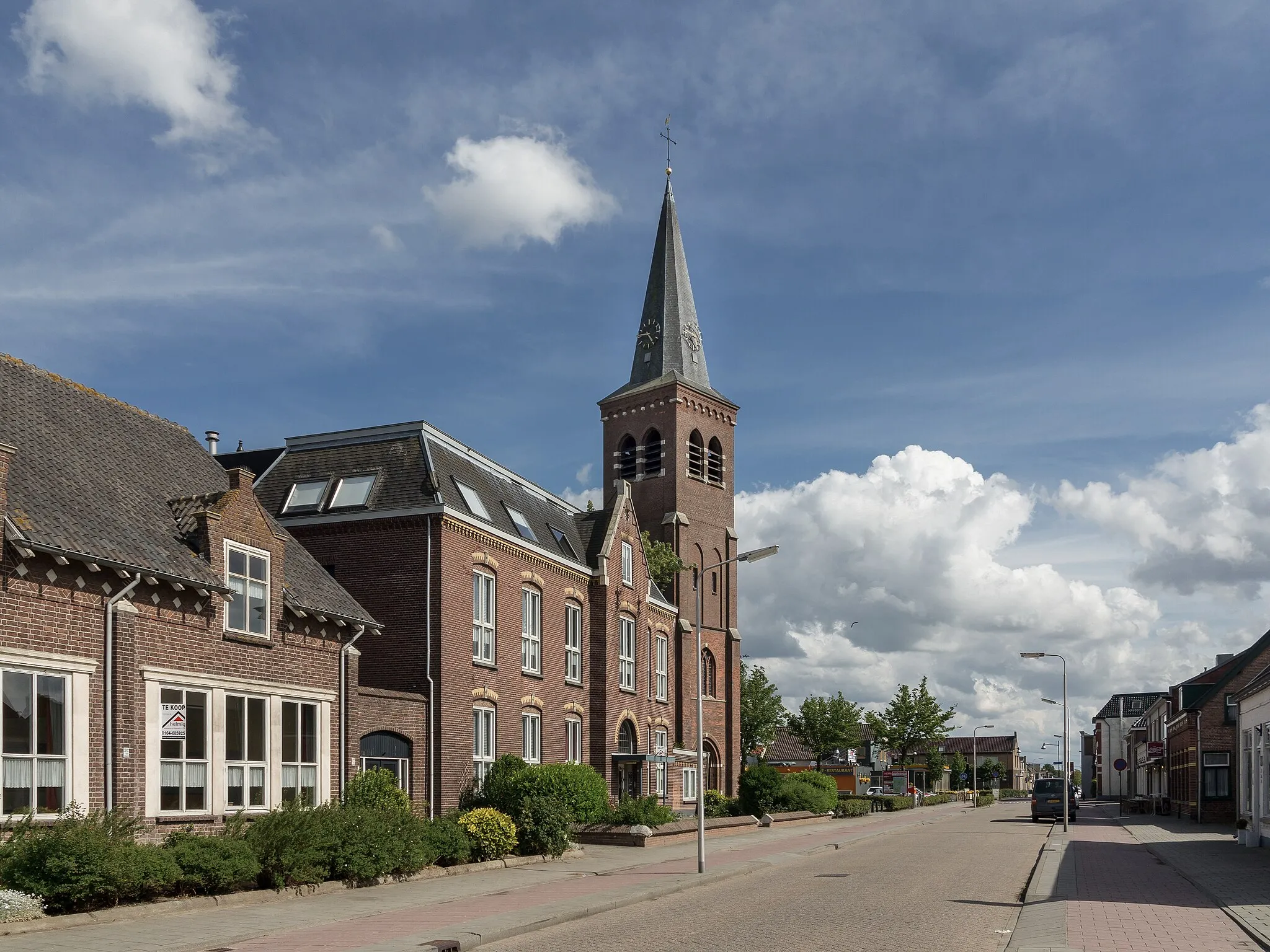 Photo showing: Kruisland, church (de Heilige Gregoriuskerk) in the street