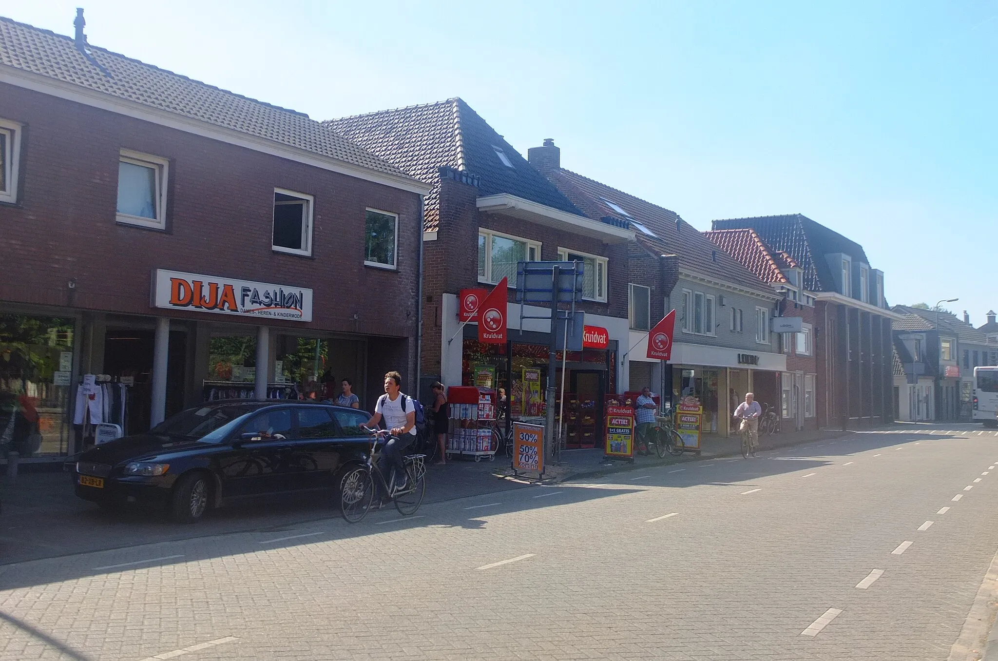 Photo showing: Zicht op enkele winkels en woningen in een deel van de Kerktraat in Loon op Zand