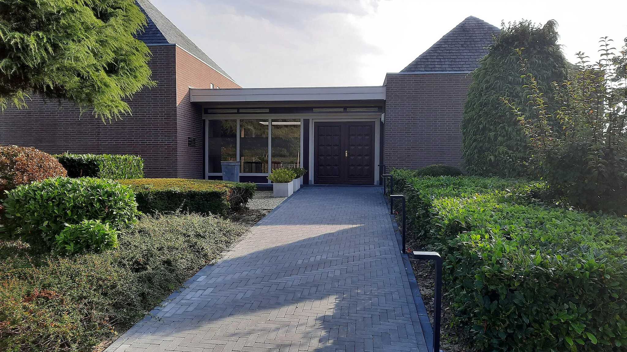 Photo showing: Voor aanzicht van de aula op de begraafplaats Onderlinge Hulp, Zandsteeg Nieuwendijk (oktober 2021)