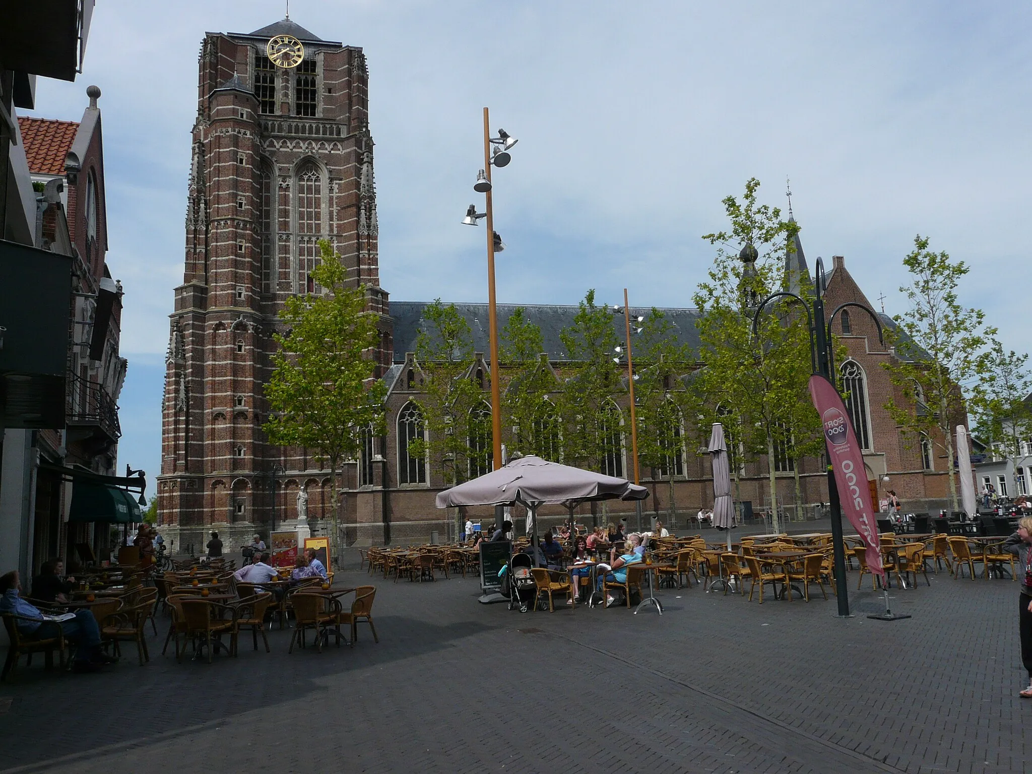 Photo showing: Zicht op de Sint-Jansbasiliek gevestigd aan de Markt 17 in het centrum van Oosterhout