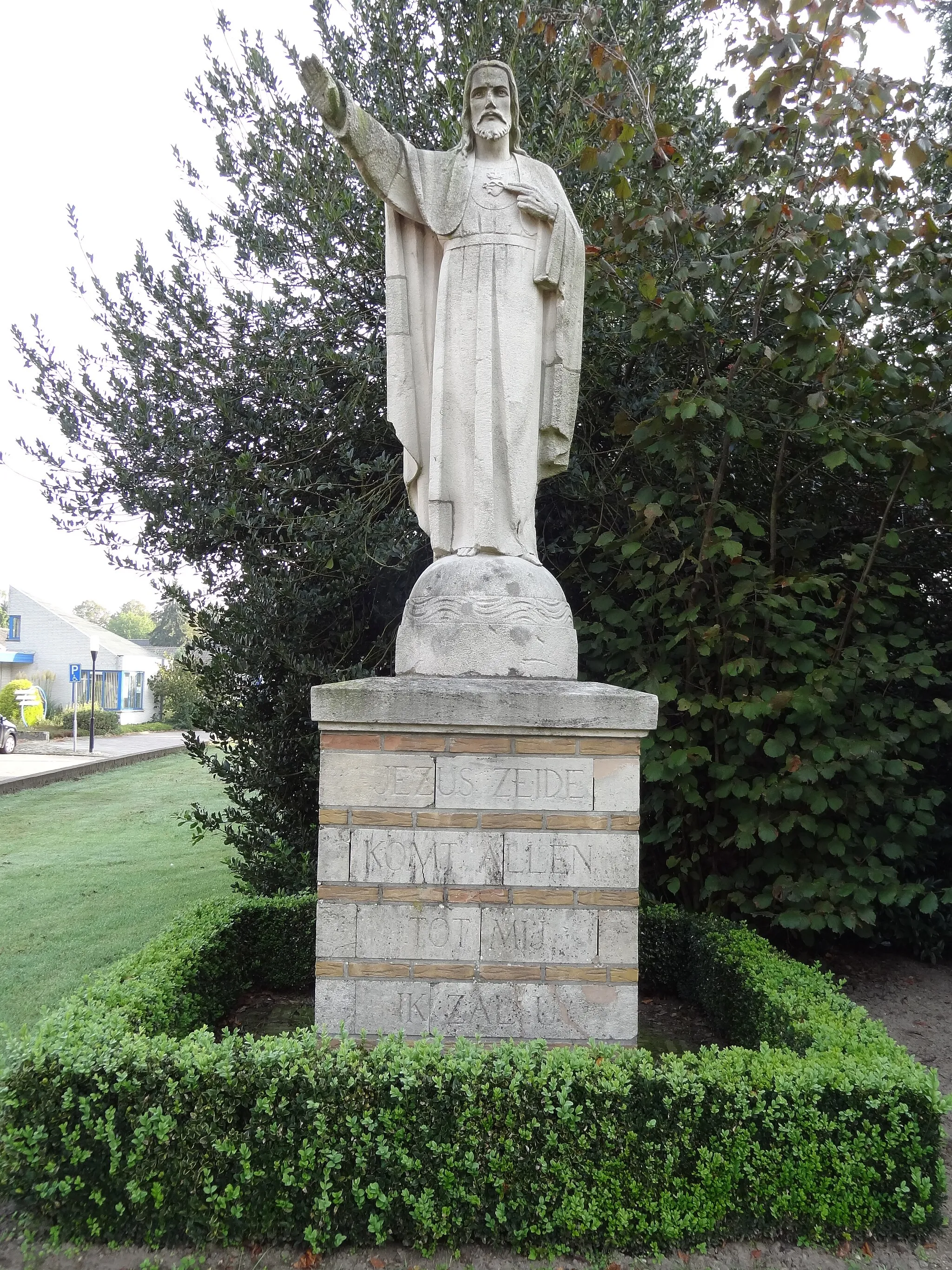 Photo showing: Statue of the Sacred Heart of Jesus Christ in front of the Heilige Theobaldus en Antonius van Paduakerk at the 14 Oktoberplein in Overloon, The Netherlands