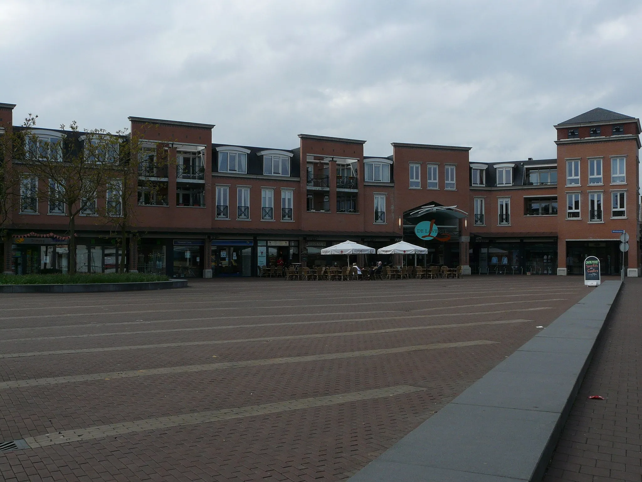 Photo showing: Zicht op een deel van het winkelcentrum de Laverije, Wilhelminaplein 30, 5121 ES Rijen