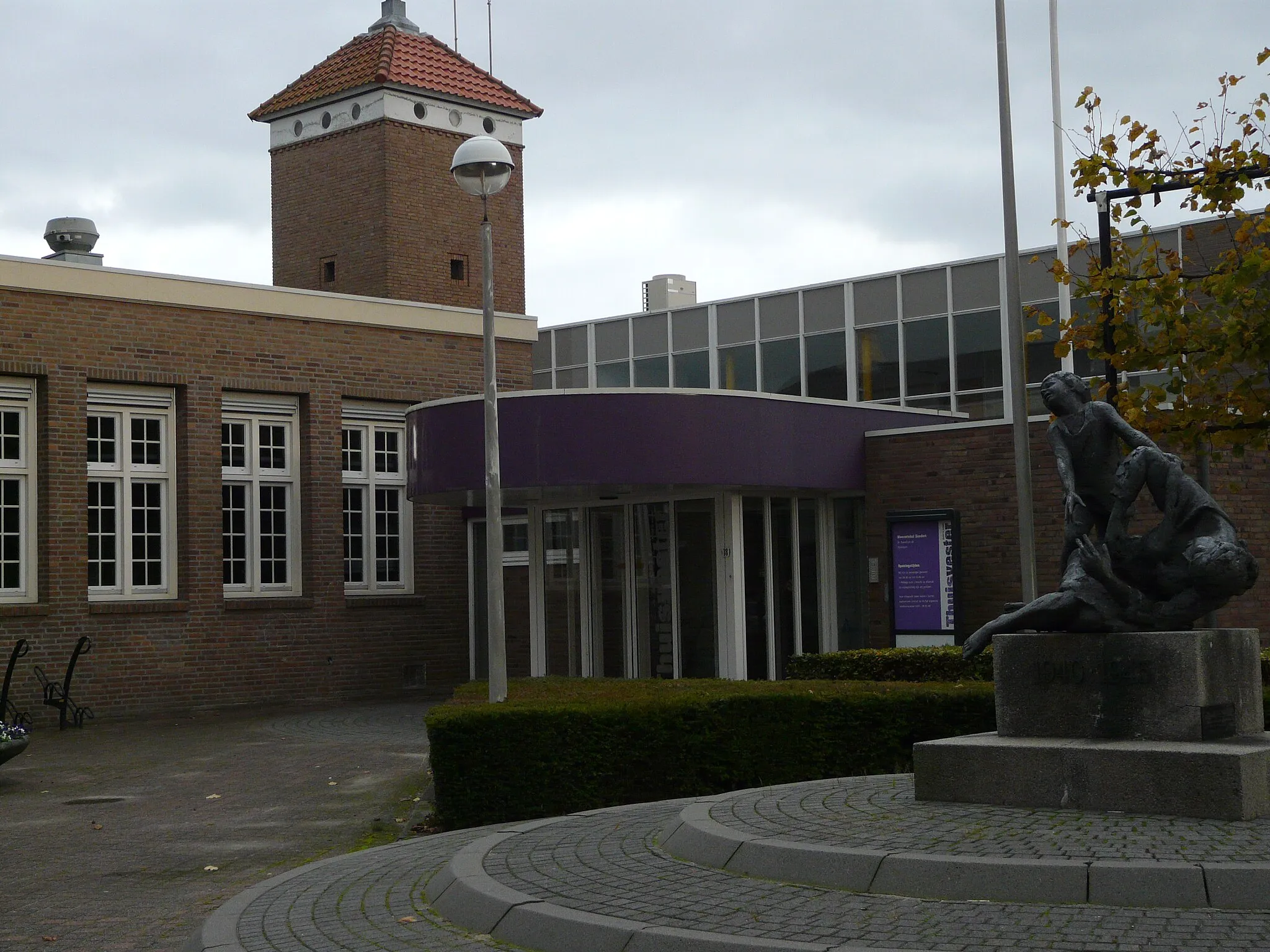 Photo showing: Beeldhouwwerk in een deel van de Sint Bavostraat in Rijsbergen. Nabij het voormalige Raadhuis