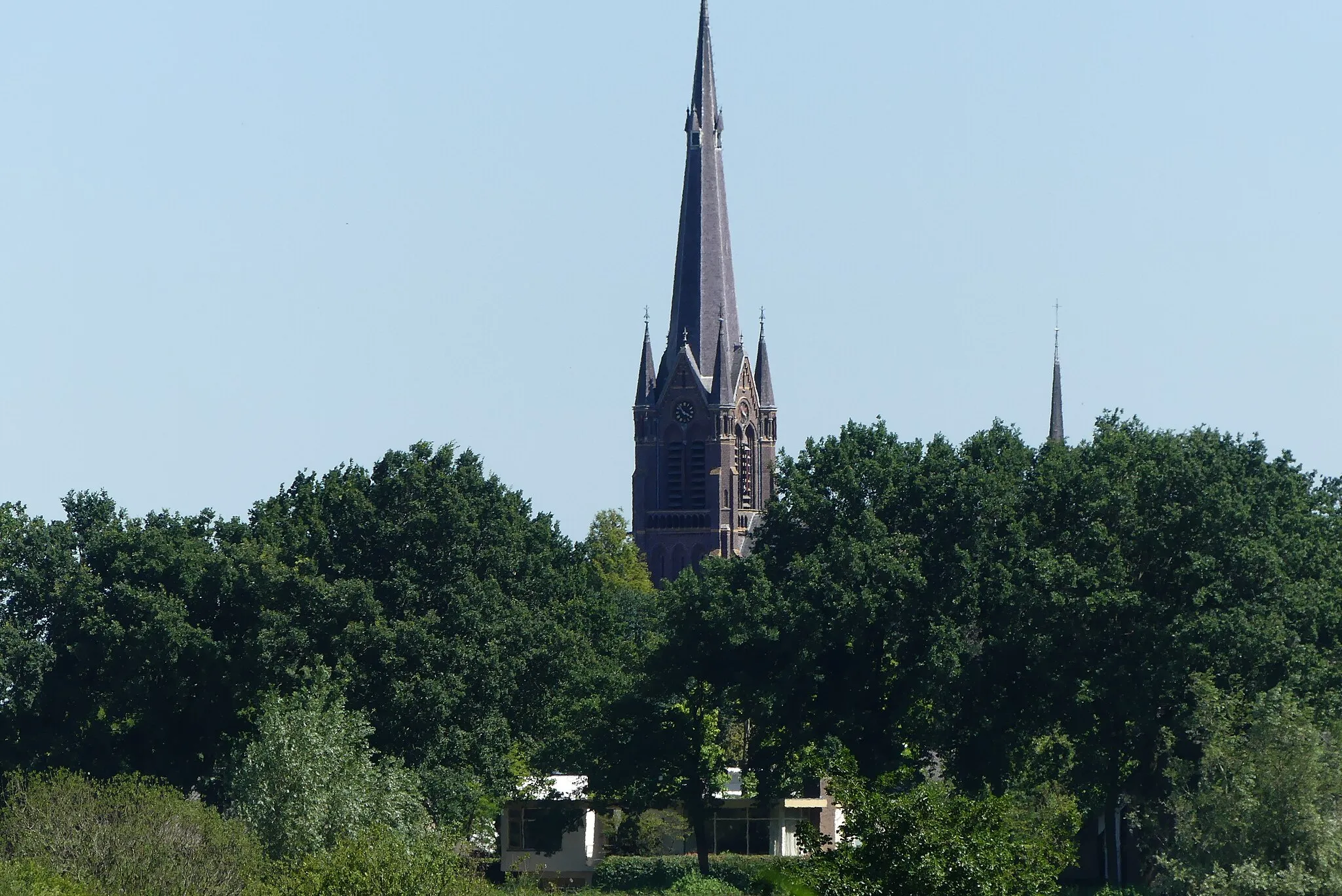 Photo showing: Zicht op de toren van de Sint-Laurentiuskerk van Ulvenhout gezien vanuit het Markdal in het zuiden van Breda