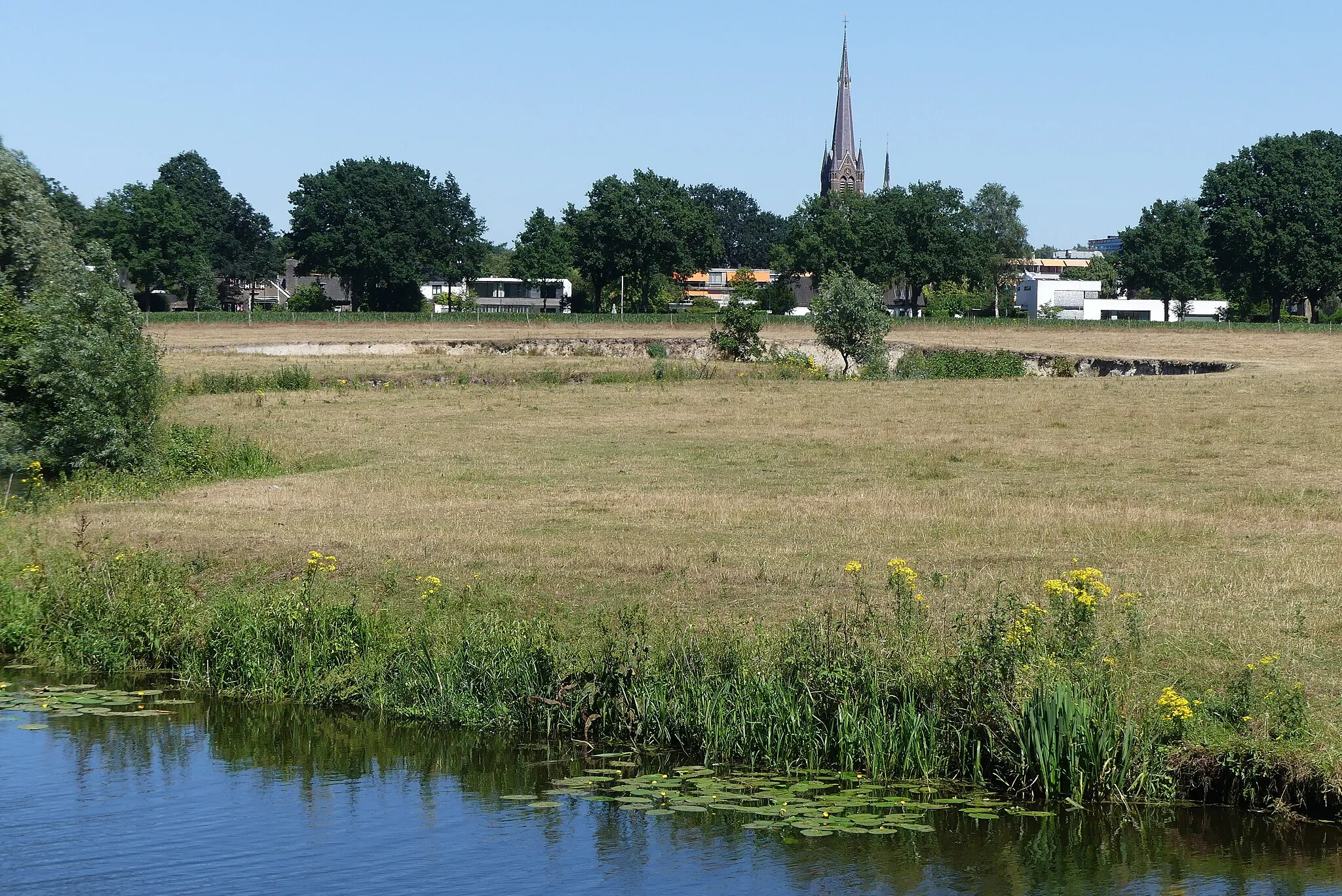 Photo showing: Zicht op de skyline van Ulvenhout gezien vanaf fiets- en wandelpad ter hoogte van Ulvenhout in het Markdal in het zuiden van Breda