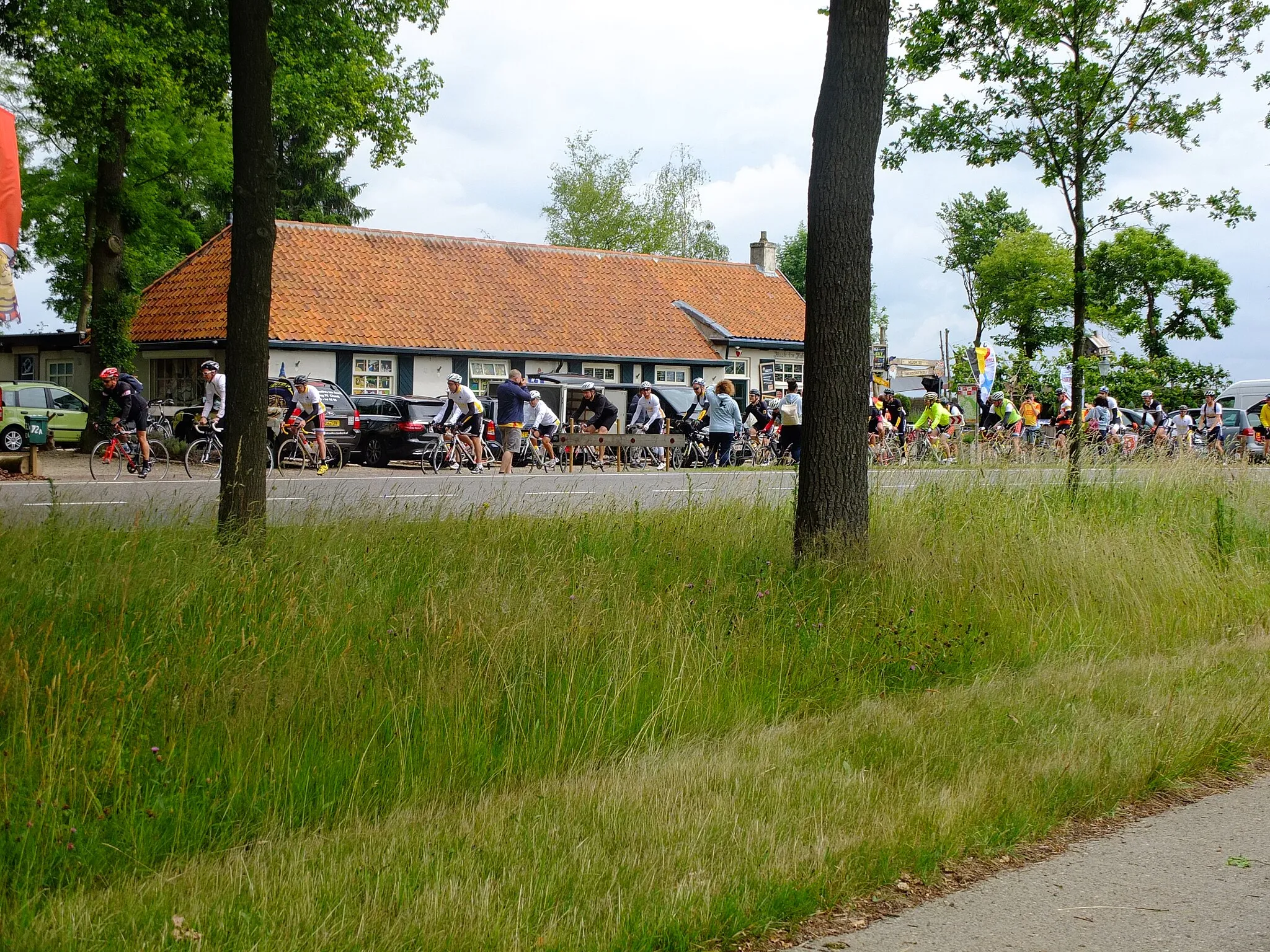 Photo showing: Zicht op een deel van de Bredaseweg ter hoogte van de horeca-gelegenheid het Huis ten Bosch Chaam, Bredaseweg 72, 4861 TD Chaam