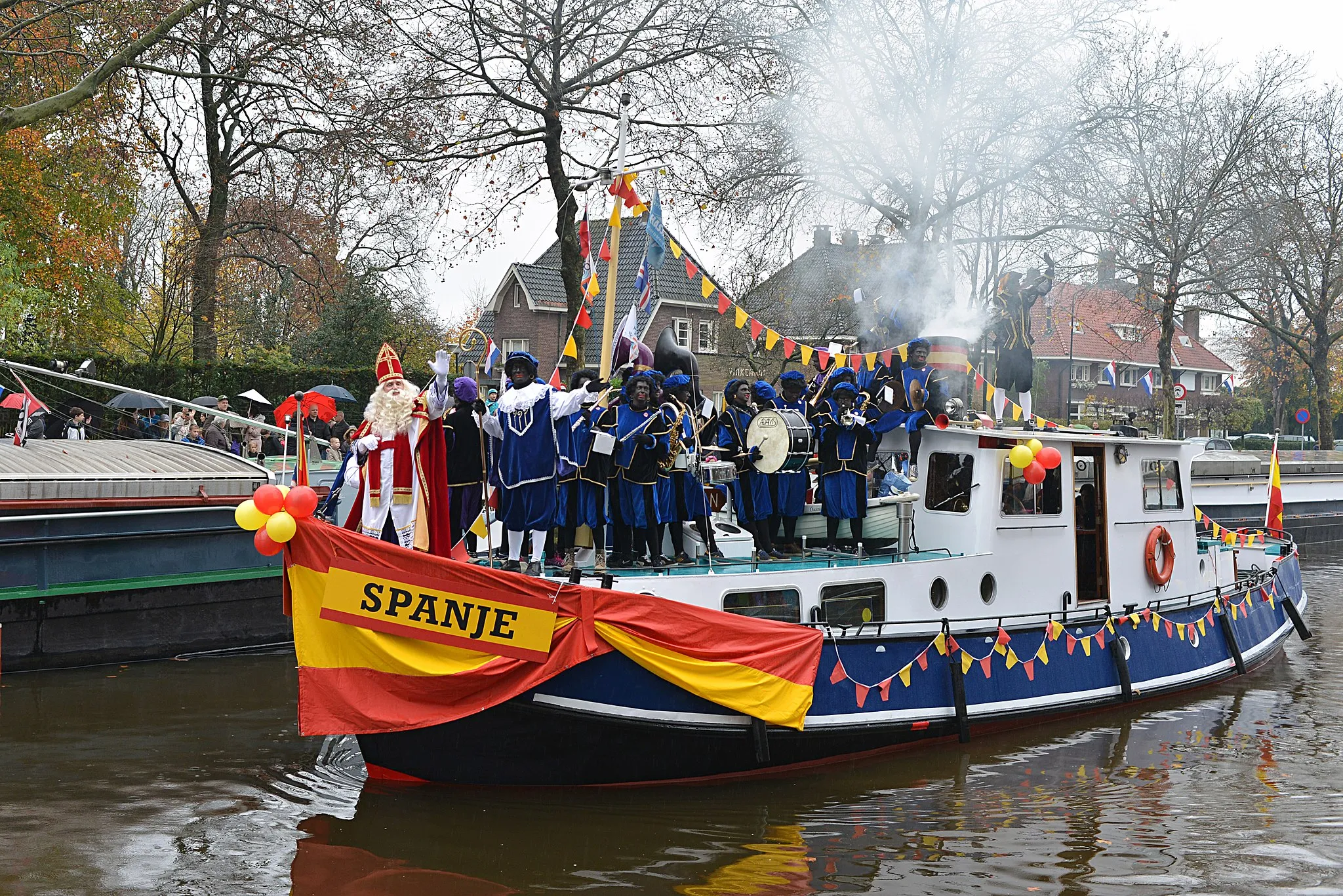Photo showing: Entry parade of Sinterklaas (Saint Nicholas) in Veghel, North Brabant, Netherlands