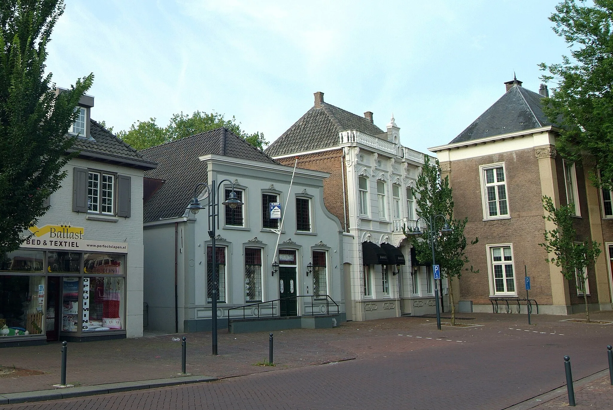 Photo showing: Monumental buildings on the Hoofdstraat (Main Street) in Veghel, located at the old marketplace / market square