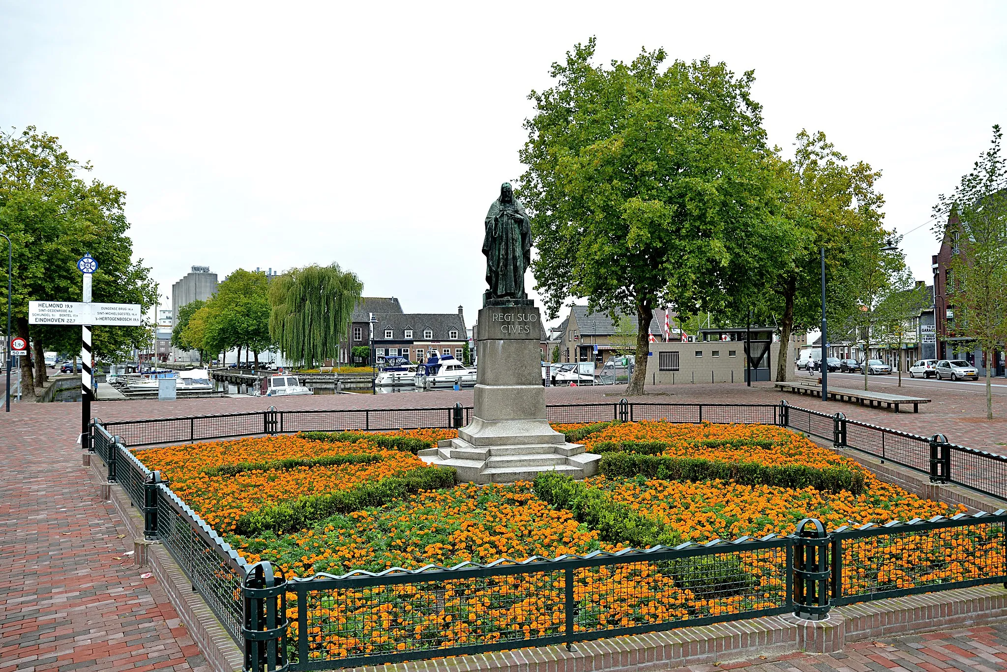 Photo showing: Beeld van het Heilig Hart op het Heilig Hartplein in de binnenhaven (oude haven) van Veghel. Zie ook: Heilig Hartbeeld (Veghel)