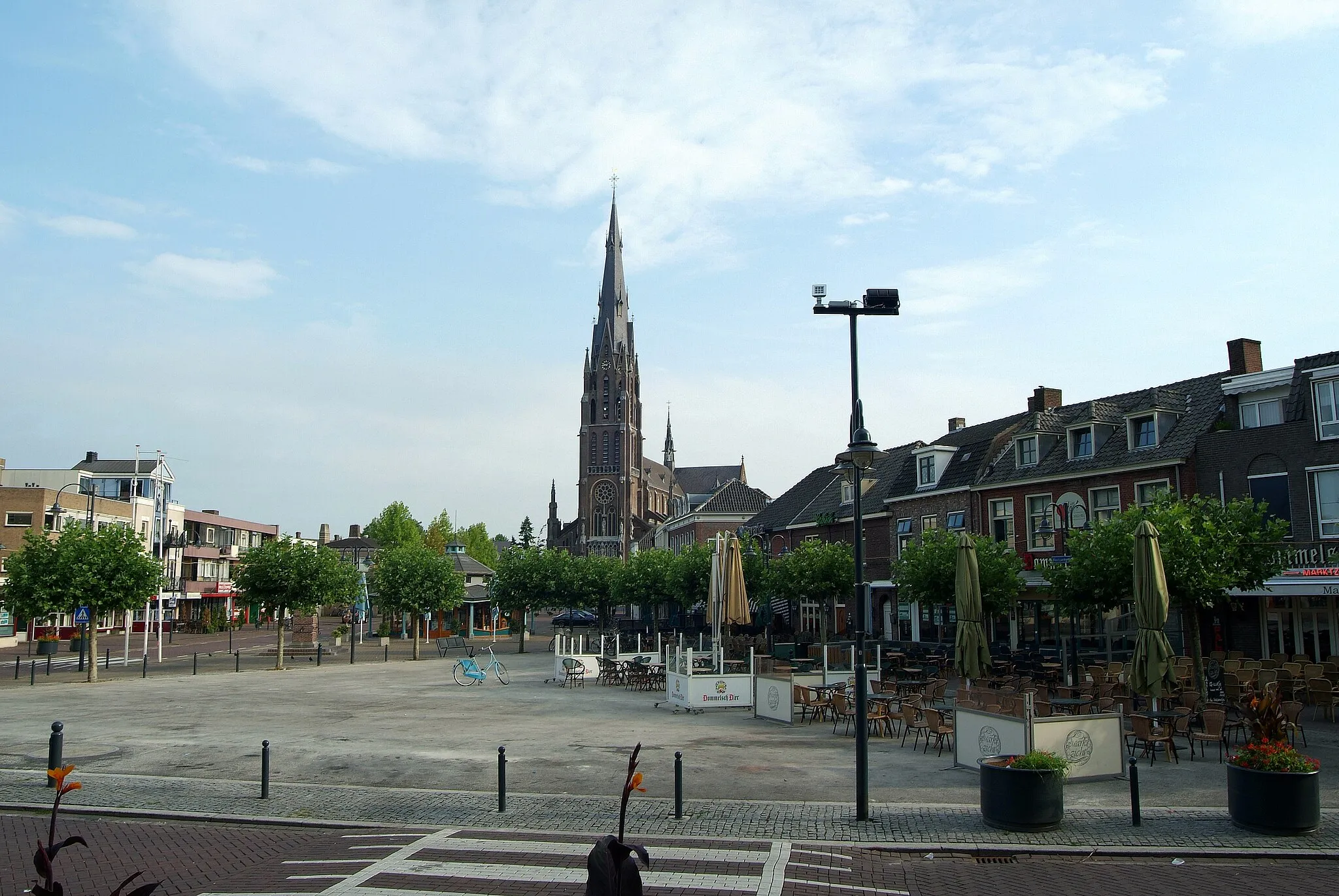 Photo showing: Veghel market square at the town's centre, with the Saint Lambert Church in the back