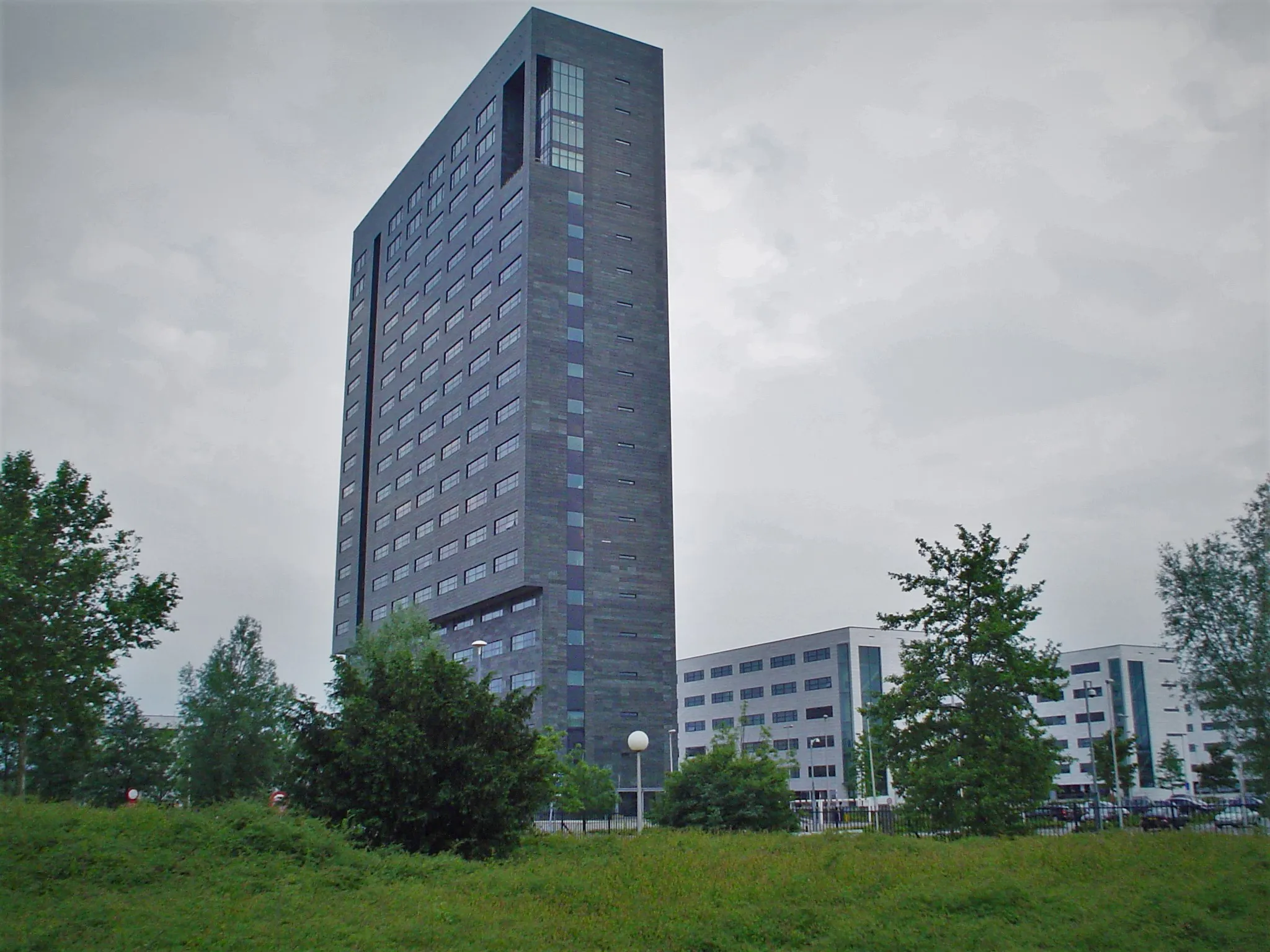 Photo showing: Corporate headquarters of ASML (NASDAQ:ASMLD), a supplier of lithography systems for the semiconductor industry. The office building is 82 metres tall and located in Veldhoven, Netherlands.