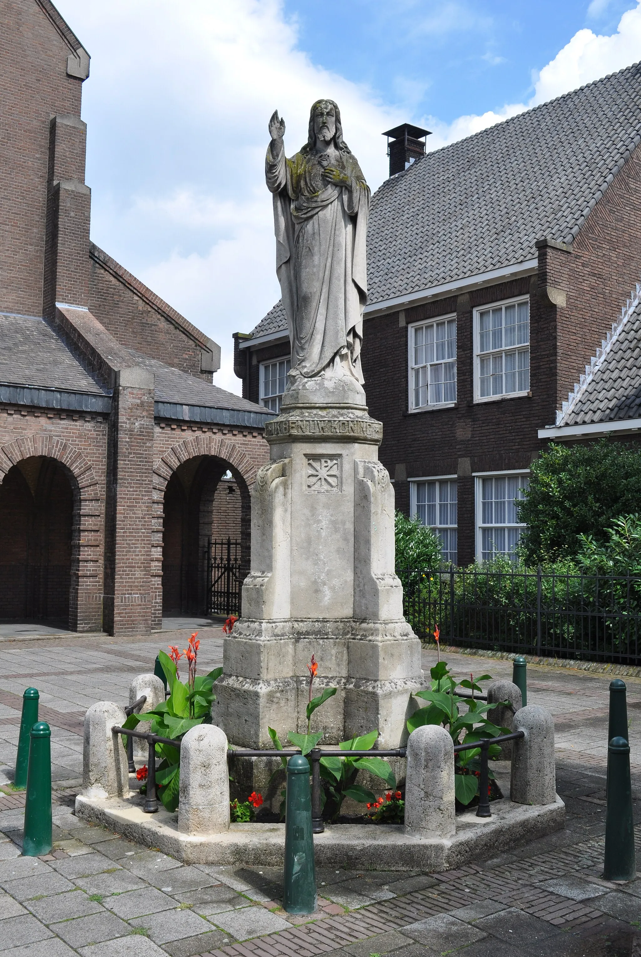 Photo showing: Sculpture of Christ, made by Jan Custers in 1921 and placed at the Markt in Waalre in front of the Willibrordus church.