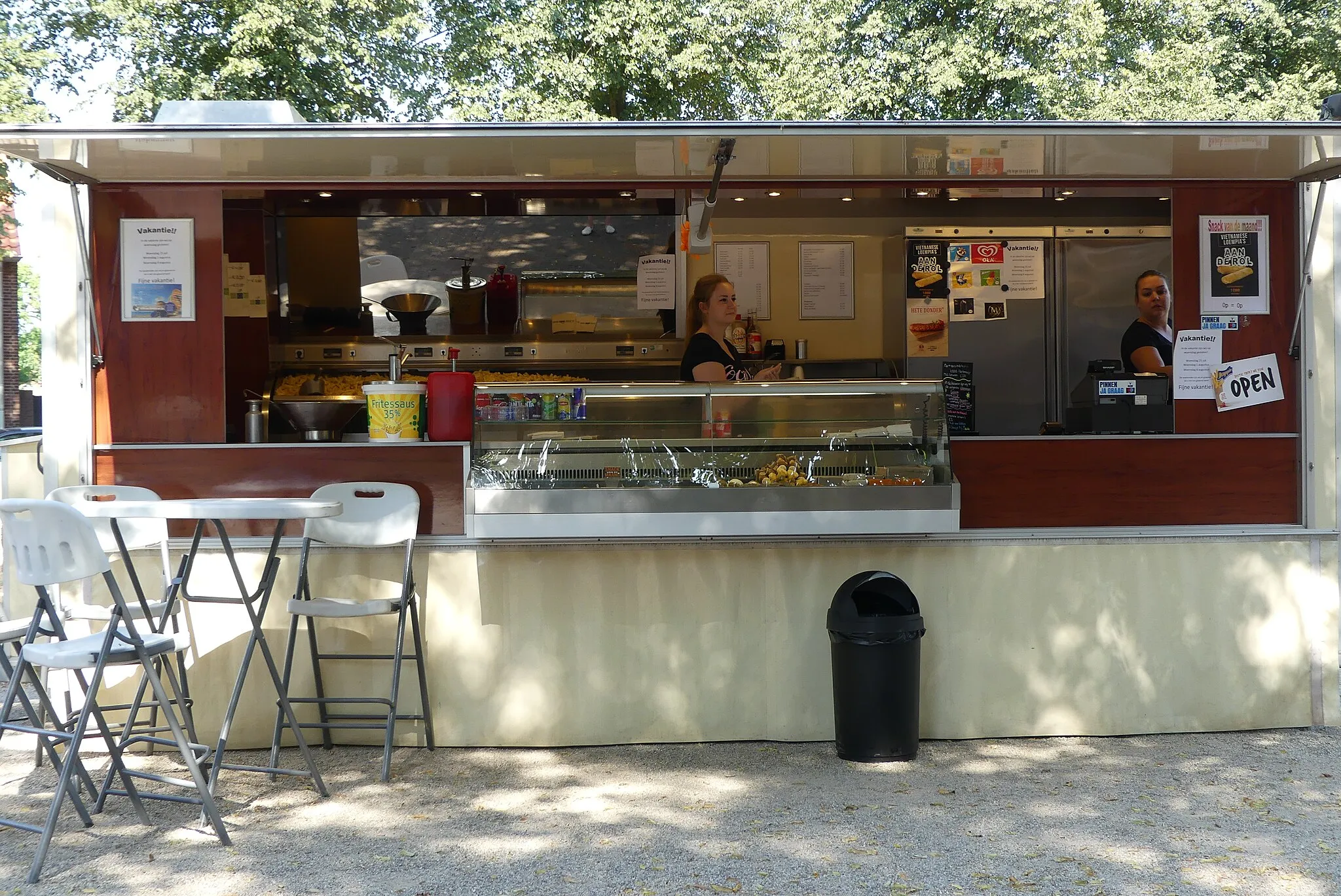 Photo showing: Zicht op de frietkraam geopend in het weekend gelegen aan de Kerkstraat in het centrum van Wagenberg in de provincie Noord-Brabant